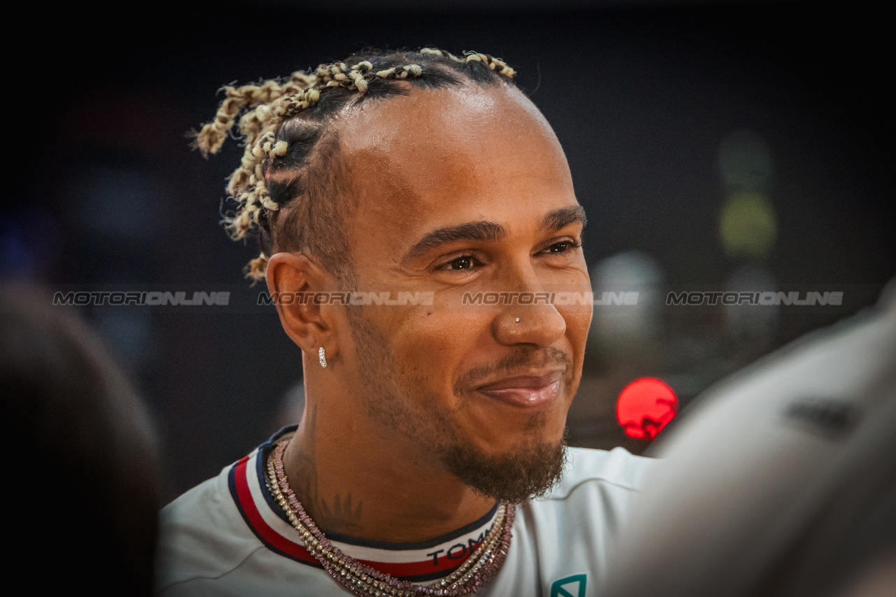 GP SINGAPORE, Lewis Hamilton (GBR) Mercedes AMG F1 with the media.

14.09.2023. Formula 1 World Championship, Rd 16, Singapore Grand Prix, Marina Bay Street Circuit, Singapore, Preparation Day.

- www.xpbimages.com, EMail: requests@xpbimages.com © Copyright: Bearne / XPB Images