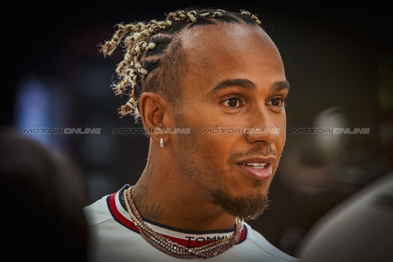 GP SINGAPORE, Lewis Hamilton (GBR) Mercedes AMG F1 with the media.

14.09.2023. Formula 1 World Championship, Rd 16, Singapore Grand Prix, Marina Bay Street Circuit, Singapore, Preparation Day.

- www.xpbimages.com, EMail: requests@xpbimages.com © Copyright: Bearne / XPB Images