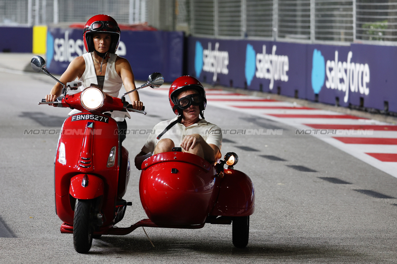 GP SINGAPORE, Danica Patrick (USA) Sky Sports F1 Presenter rides the circuit with Simon Lazenby (GBR) Sky Sports F1 TV Presenter.

14.09.2023. Formula 1 World Championship, Rd 16, Singapore Grand Prix, Marina Bay Street Circuit, Singapore, Preparation Day.

- www.xpbimages.com, EMail: requests@xpbimages.com © Copyright: Moy / XPB Images