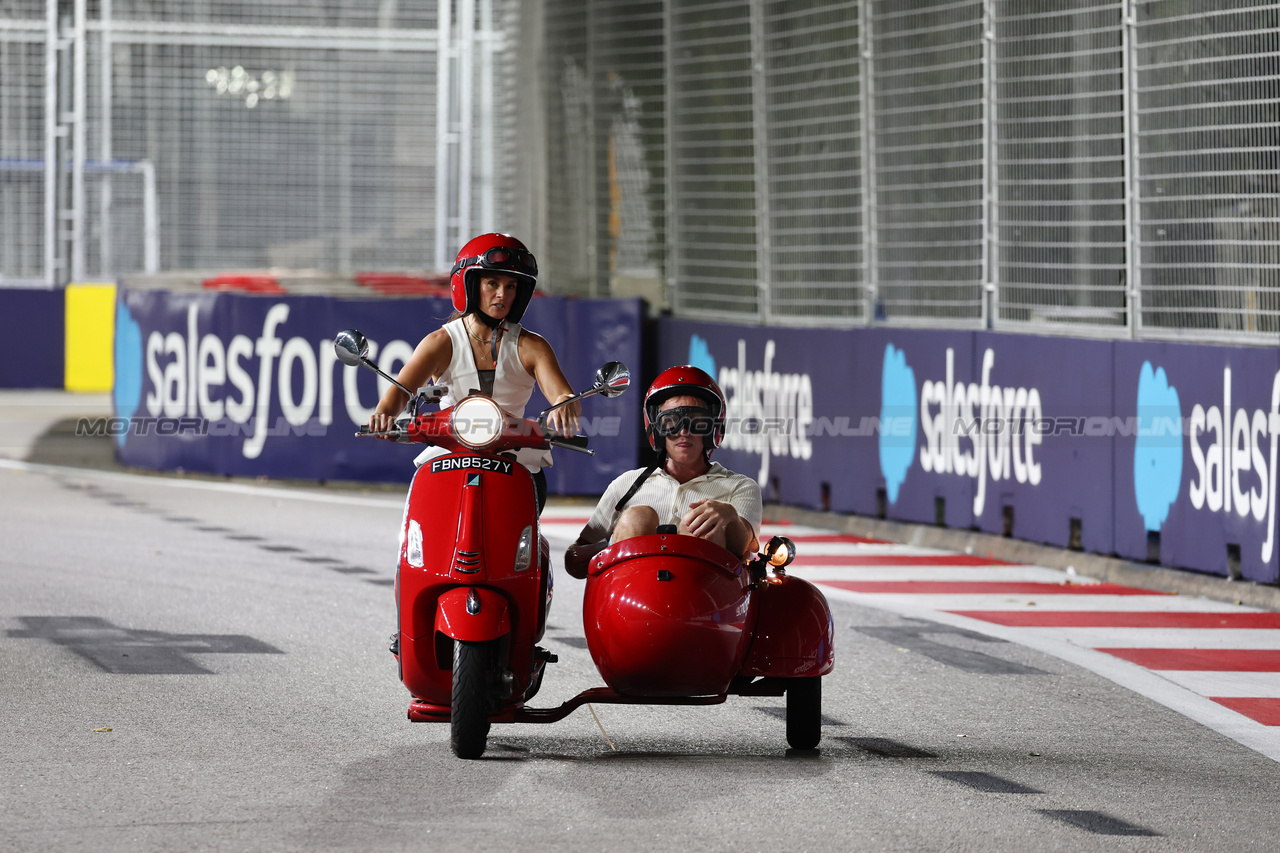 GP SINGAPORE, Danica Patrick (USA) Sky Sports F1 Presenter rides the circuit with Simon Lazenby (GBR) Sky Sports F1 TV Presenter.

14.09.2023. Formula 1 World Championship, Rd 16, Singapore Grand Prix, Marina Bay Street Circuit, Singapore, Preparation Day.

- www.xpbimages.com, EMail: requests@xpbimages.com © Copyright: Moy / XPB Images