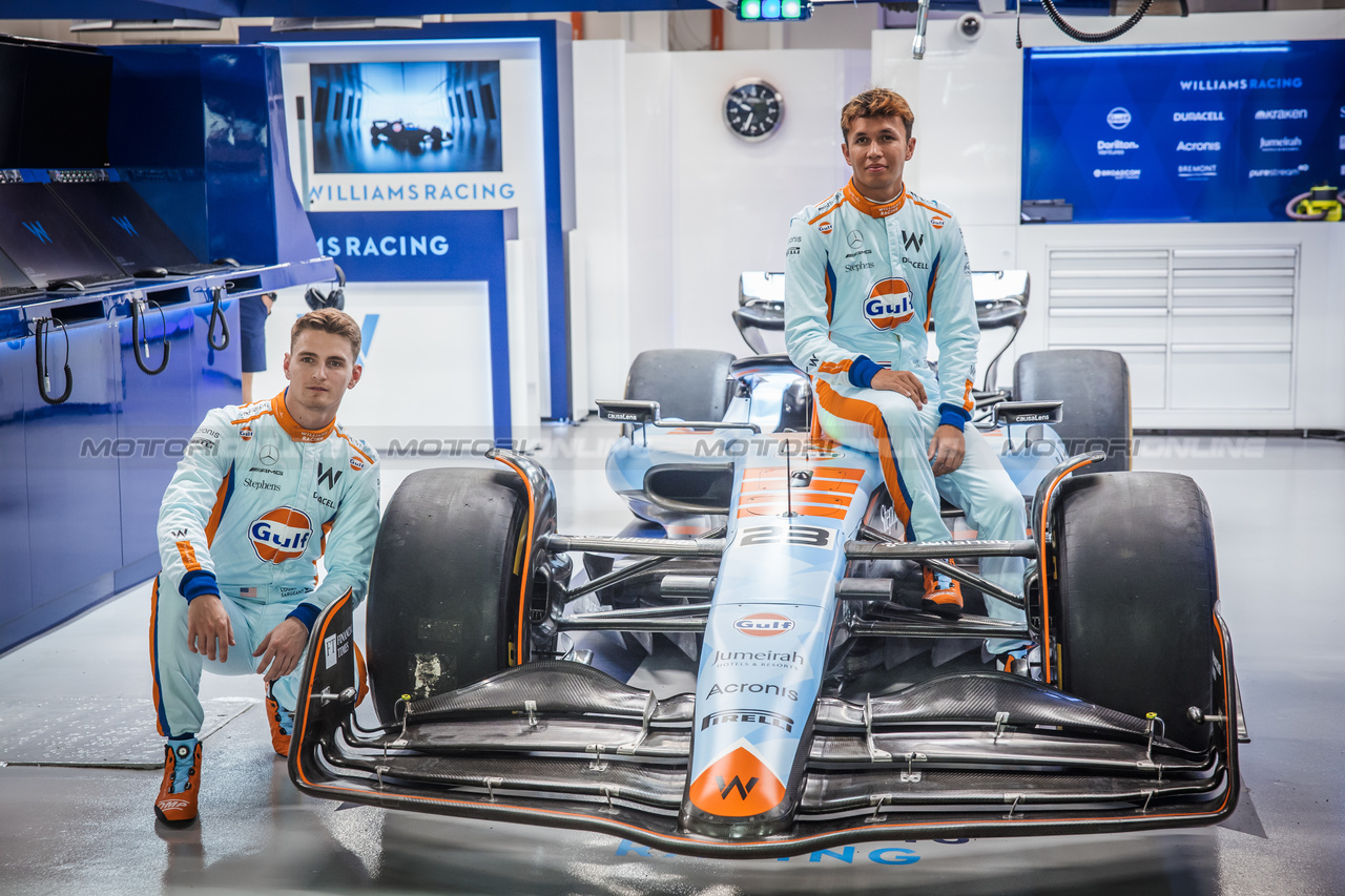 GP SINGAPORE, Logan Sargeant (USA) Williams Racing FW45 e Alexander Albon (THA) Williams Racing.

14.09.2023. Formula 1 World Championship, Rd 16, Singapore Grand Prix, Marina Bay Street Circuit, Singapore, Preparation Day.

- www.xpbimages.com, EMail: requests@xpbimages.com © Copyright: Bearne / XPB Images