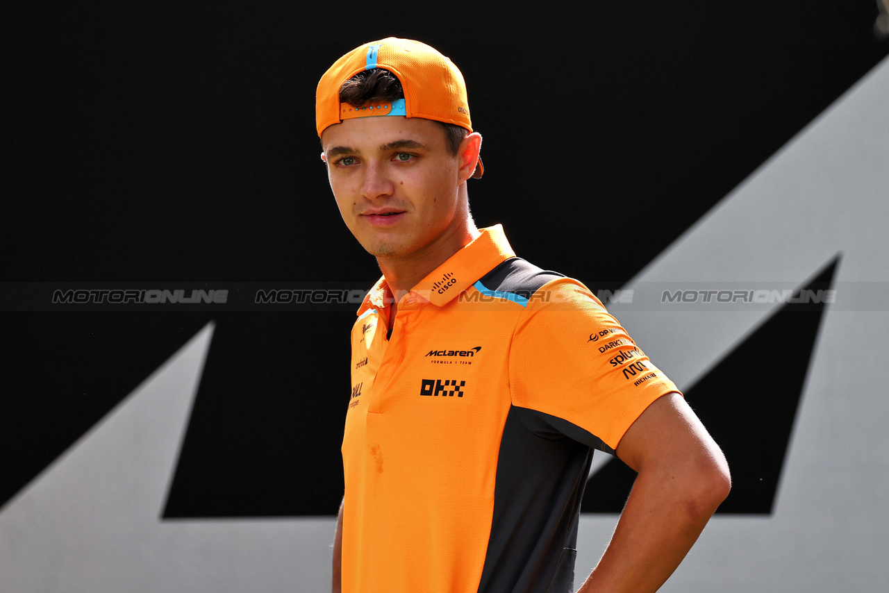 GP SINGAPORE, Lando Norris (GBR) McLaren plays golf in the paddock.

14.09.2023. Formula 1 World Championship, Rd 16, Singapore Grand Prix, Marina Bay Street Circuit, Singapore, Preparation Day.

- www.xpbimages.com, EMail: requests@xpbimages.com © Copyright: Moy / XPB Images