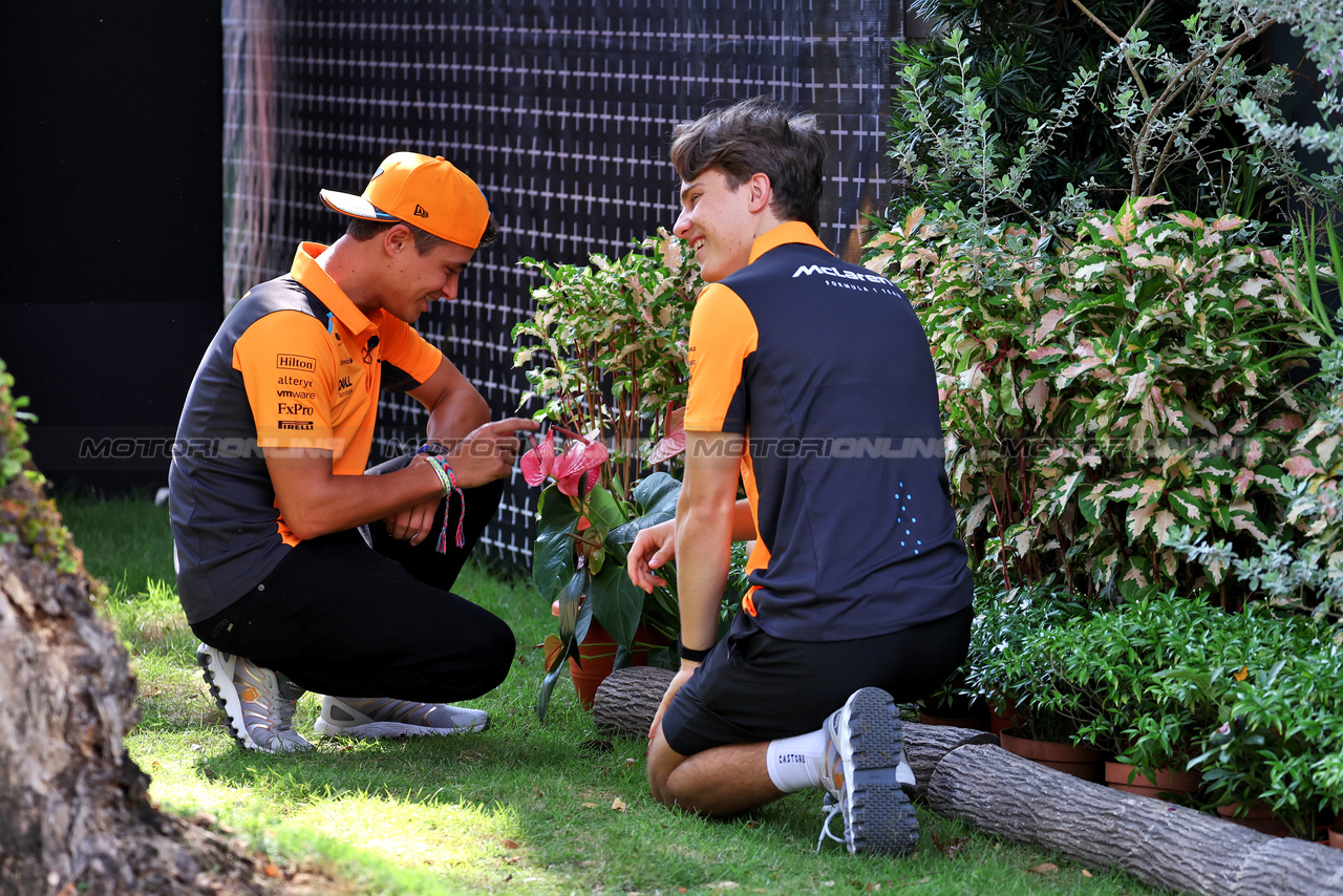 GP SINGAPORE, (L to R): Lando Norris (GBR) McLaren with team mate Oscar Piastri (AUS) McLaren.

14.09.2023. Formula 1 World Championship, Rd 16, Singapore Grand Prix, Marina Bay Street Circuit, Singapore, Preparation Day.

- www.xpbimages.com, EMail: requests@xpbimages.com © Copyright: Moy / XPB Images