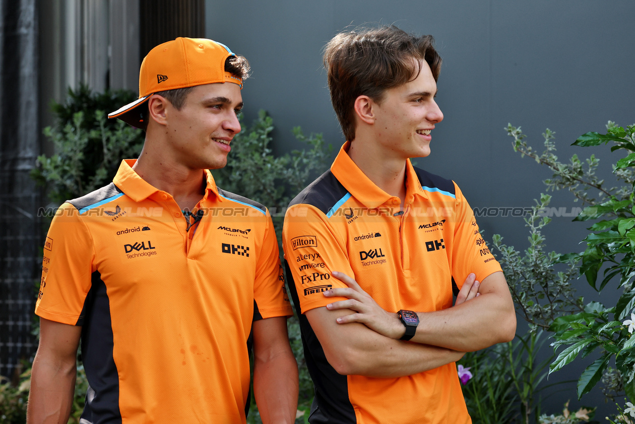 GP SINGAPORE, (L to R): Lando Norris (GBR) McLaren with team mate Oscar Piastri (AUS) McLaren.

14.09.2023. Formula 1 World Championship, Rd 16, Singapore Grand Prix, Marina Bay Street Circuit, Singapore, Preparation Day.

- www.xpbimages.com, EMail: requests@xpbimages.com © Copyright: Moy / XPB Images