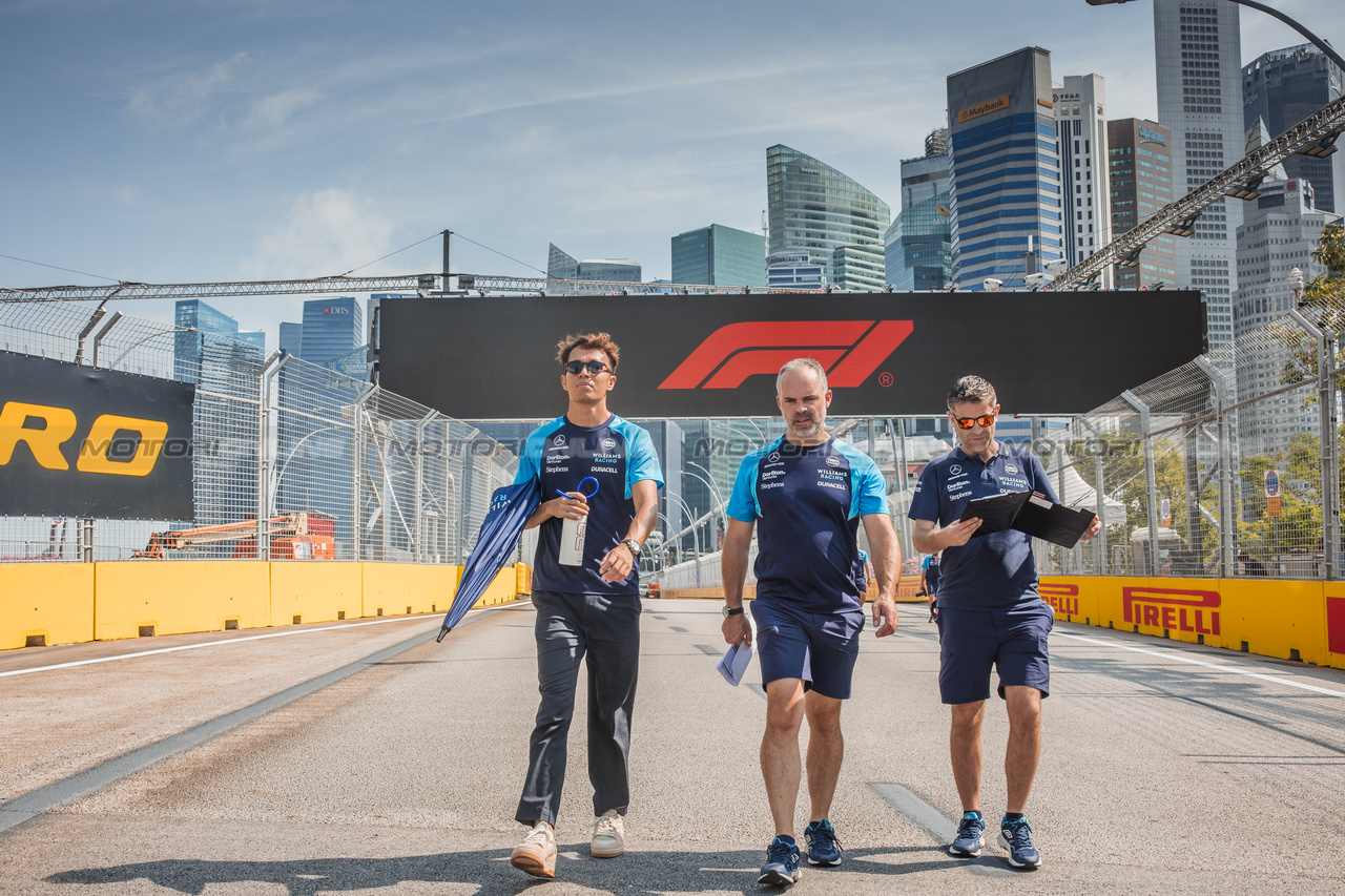 GP SINGAPORE, Alexander Albon (THA) Williams Racing walks the circuit with James Urwin (GBR) Williams Racing Gara Engineer.

14.09.2023. Formula 1 World Championship, Rd 16, Singapore Grand Prix, Marina Bay Street Circuit, Singapore, Preparation Day.

- www.xpbimages.com, EMail: requests@xpbimages.com © Copyright: Bearne / XPB Images