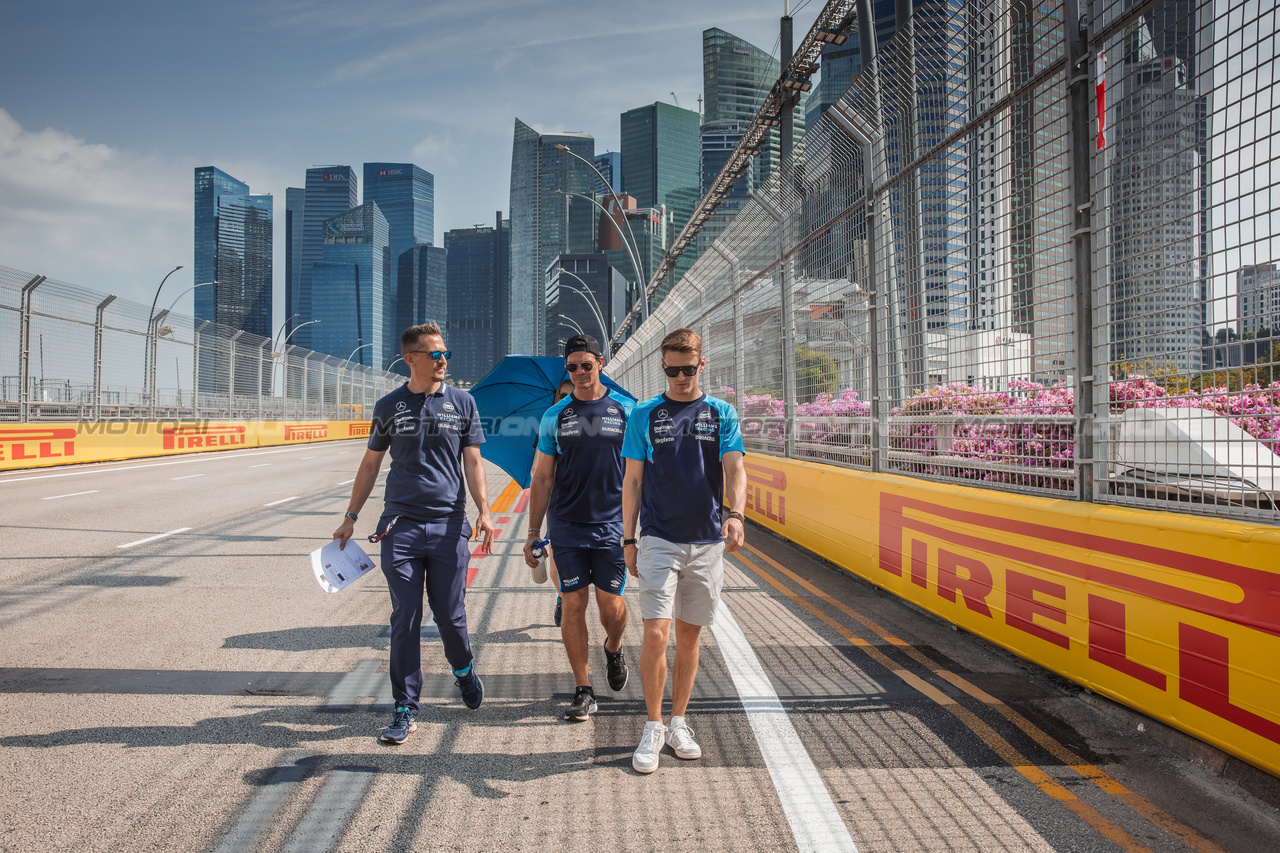 GP SINGAPORE, Logan Sargeant (USA) Williams Racing walks the circuit with Gaetan Jego, Williams Racing Gara Engineer e Ben Jacobs (AUS) Williams Racing Personal Trainer.

14.09.2023. Formula 1 World Championship, Rd 16, Singapore Grand Prix, Marina Bay Street Circuit, Singapore, Preparation Day.

- www.xpbimages.com, EMail: requests@xpbimages.com © Copyright: Bearne / XPB Images