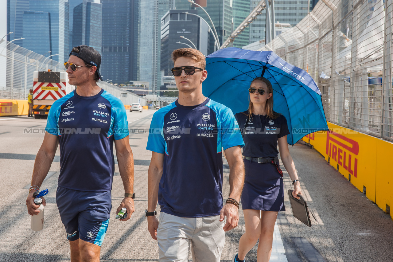 GP SINGAPORE, Logan Sargeant (USA) Williams Racing walks the circuit with the team.

14.09.2023. Formula 1 World Championship, Rd 16, Singapore Grand Prix, Marina Bay Street Circuit, Singapore, Preparation Day.

- www.xpbimages.com, EMail: requests@xpbimages.com © Copyright: Bearne / XPB Images