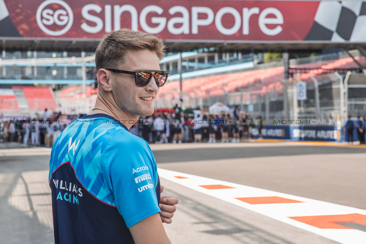 GP SINGAPORE, Logan Sargeant (USA) Williams Racing walks the circuit.

14.09.2023. Formula 1 World Championship, Rd 16, Singapore Grand Prix, Marina Bay Street Circuit, Singapore, Preparation Day.

- www.xpbimages.com, EMail: requests@xpbimages.com © Copyright: Bearne / XPB Images