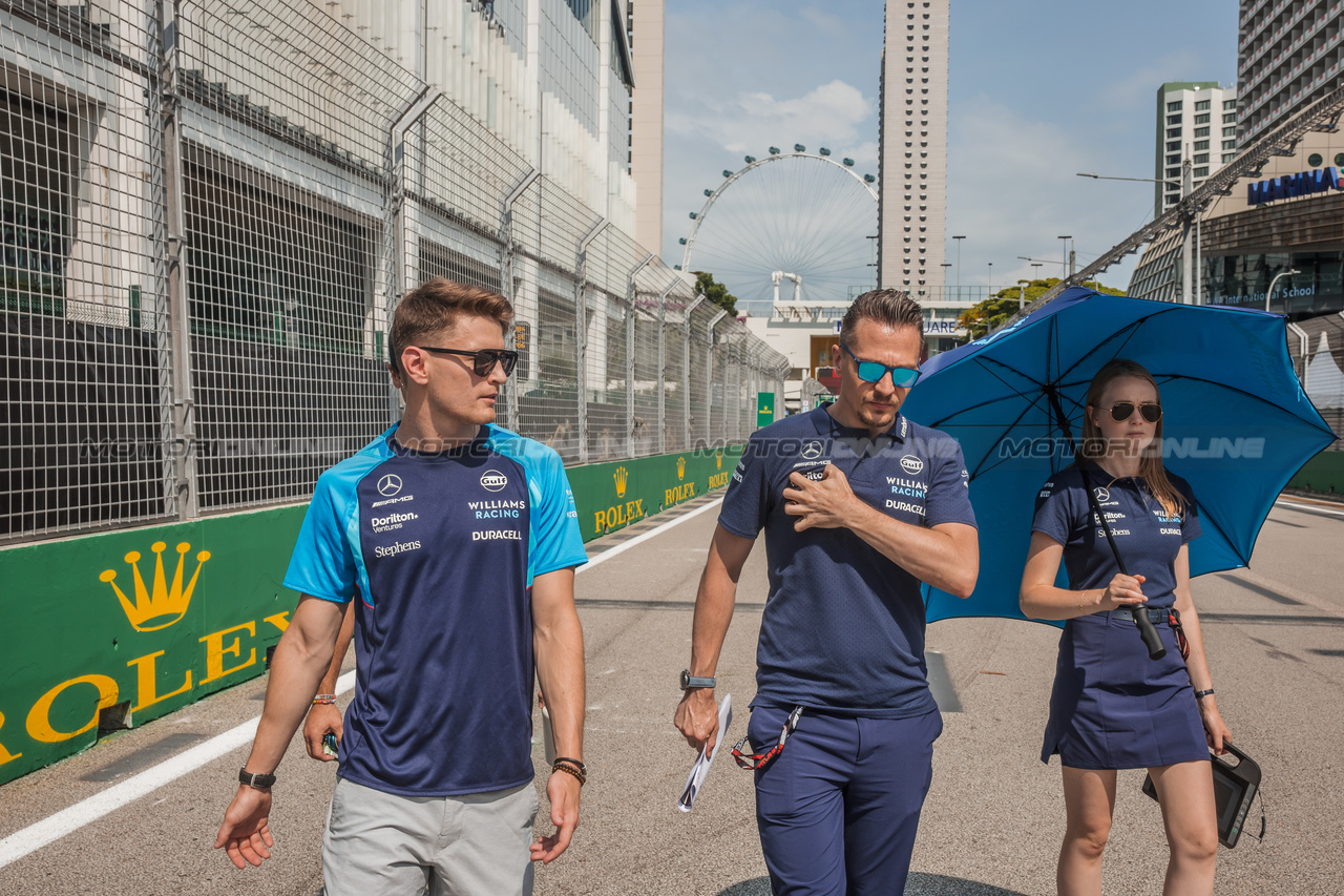 GP SINGAPORE, Logan Sargeant (USA) Williams Racing walks the circuit with Gaetan Jego, Williams Racing Gara Engineer e Elizabeth Wood Boyer (GBR) Williams Racing Performance Engineer.

14.09.2023. Formula 1 World Championship, Rd 16, Singapore Grand Prix, Marina Bay Street Circuit, Singapore, Preparation Day.

- www.xpbimages.com, EMail: requests@xpbimages.com © Copyright: Bearne / XPB Images