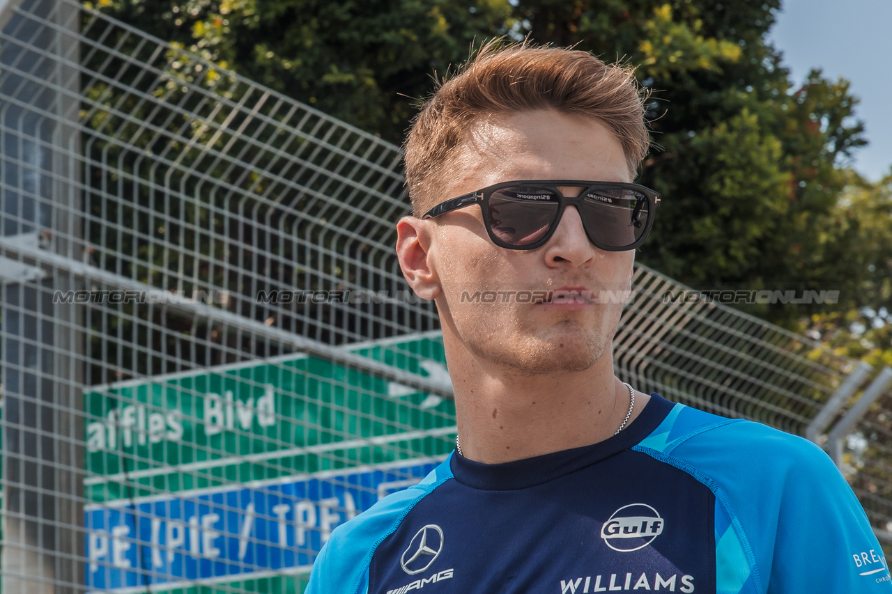 GP SINGAPORE, Logan Sargeant (USA) Williams Racing walks the circuit.

14.09.2023. Formula 1 World Championship, Rd 16, Singapore Grand Prix, Marina Bay Street Circuit, Singapore, Preparation Day.

- www.xpbimages.com, EMail: requests@xpbimages.com © Copyright: Bearne / XPB Images