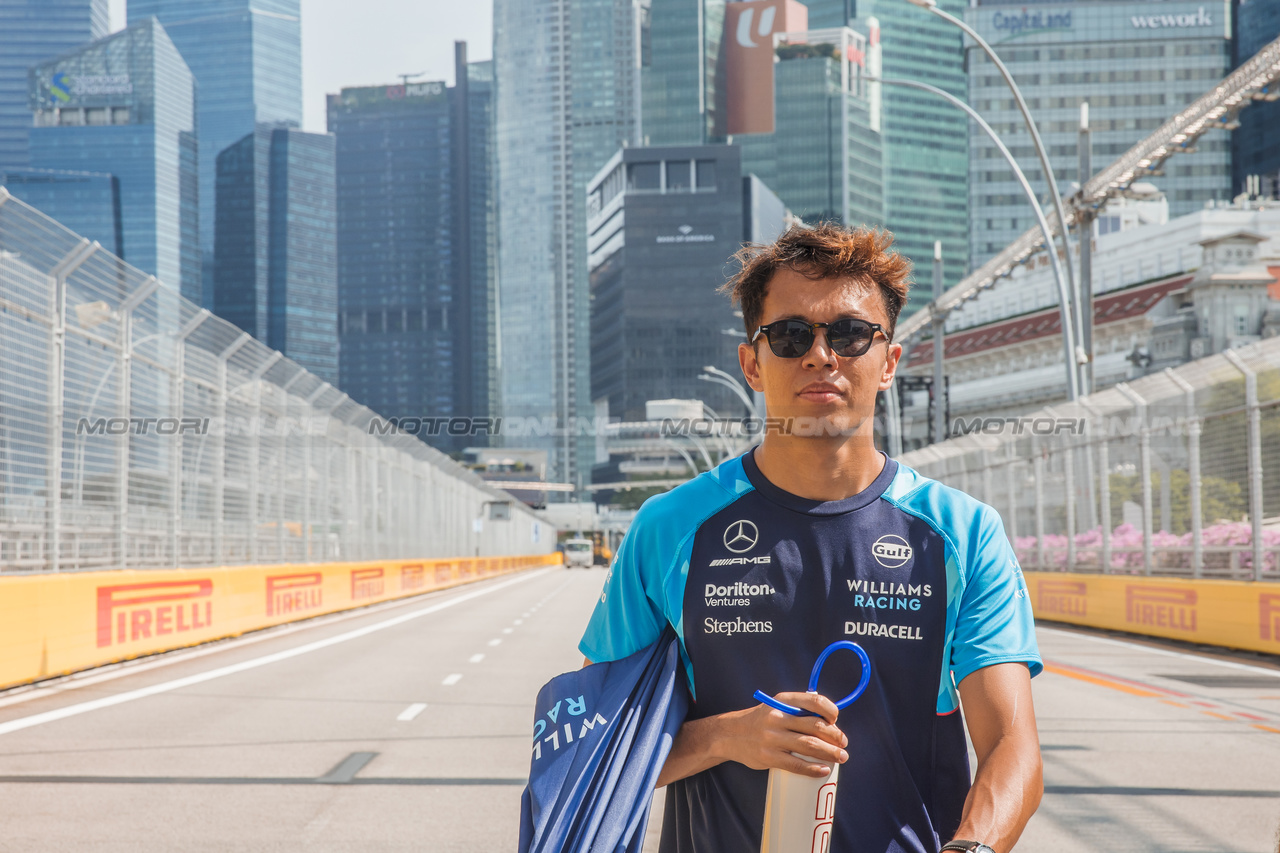 GP SINGAPORE, Alexander Albon (THA) Williams Racing walks the circuit.

14.09.2023. Formula 1 World Championship, Rd 16, Singapore Grand Prix, Marina Bay Street Circuit, Singapore, Preparation Day.

- www.xpbimages.com, EMail: requests@xpbimages.com © Copyright: Bearne / XPB Images