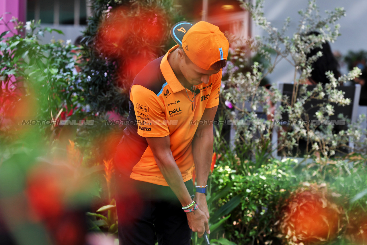 GP SINGAPORE, Lando Norris (GBR) McLaren plays golf in the paddock.

14.09.2023. Formula 1 World Championship, Rd 16, Singapore Grand Prix, Marina Bay Street Circuit, Singapore, Preparation Day.

 - www.xpbimages.com, EMail: requests@xpbimages.com © Copyright: Rew / XPB Images