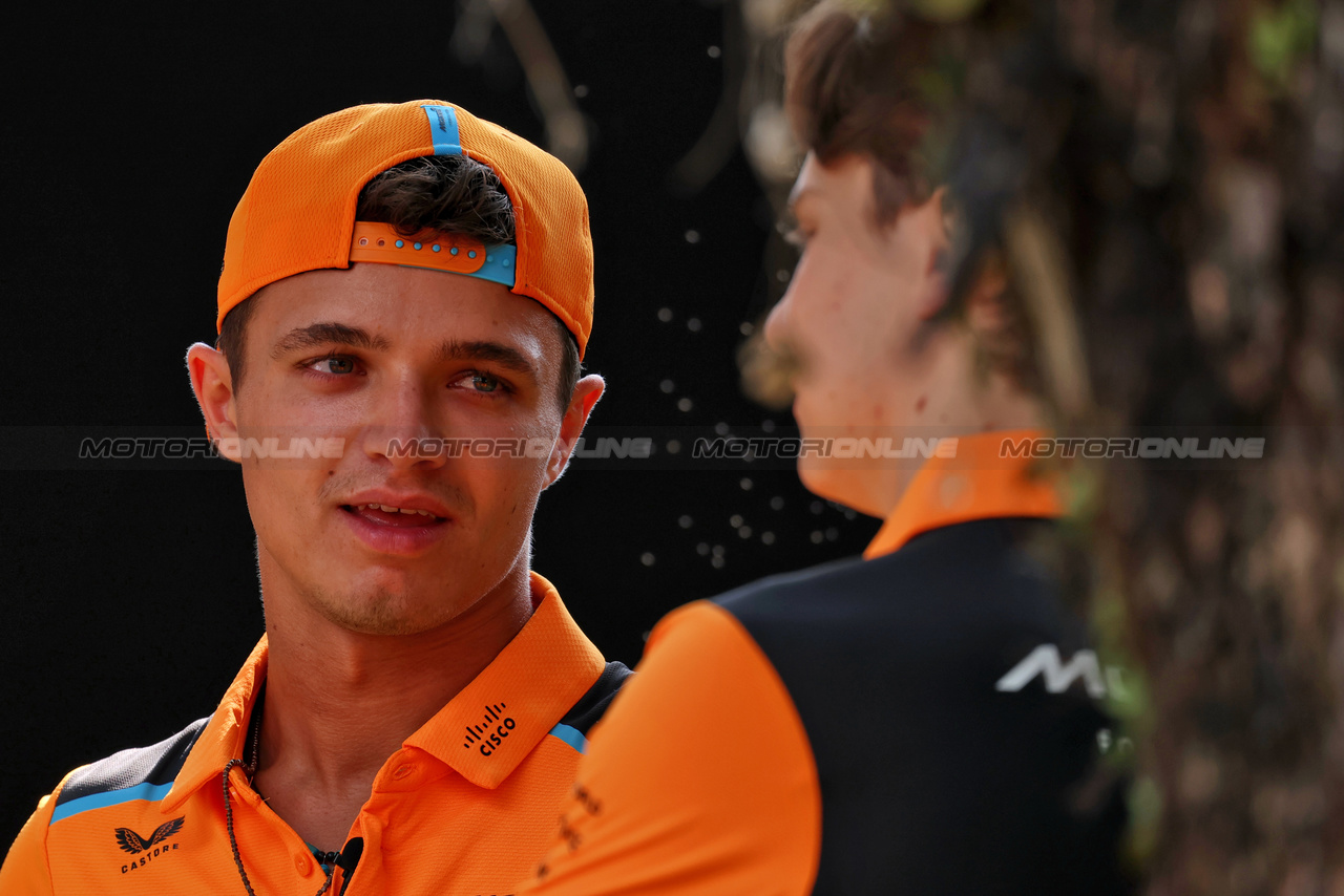 GP SINGAPORE, (L to R): Lando Norris (GBR) McLaren with team mate Oscar Piastri (AUS) McLaren.

14.09.2023. Formula 1 World Championship, Rd 16, Singapore Grand Prix, Marina Bay Street Circuit, Singapore, Preparation Day.

 - www.xpbimages.com, EMail: requests@xpbimages.com © Copyright: Rew / XPB Images