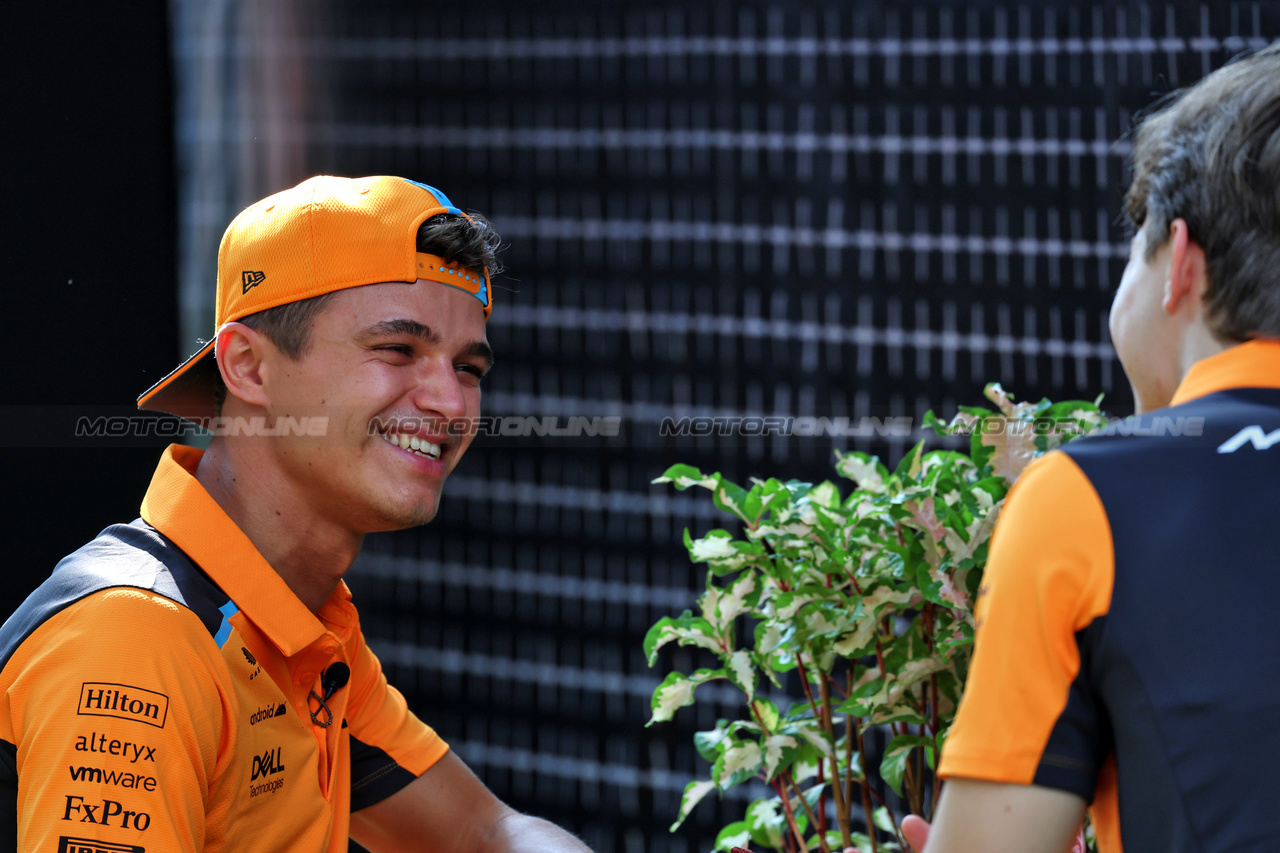 GP SINGAPORE, (L to R): Lando Norris (GBR) McLaren with team mate Oscar Piastri (AUS) McLaren.

14.09.2023. Formula 1 World Championship, Rd 16, Singapore Grand Prix, Marina Bay Street Circuit, Singapore, Preparation Day.

 - www.xpbimages.com, EMail: requests@xpbimages.com © Copyright: Rew / XPB Images