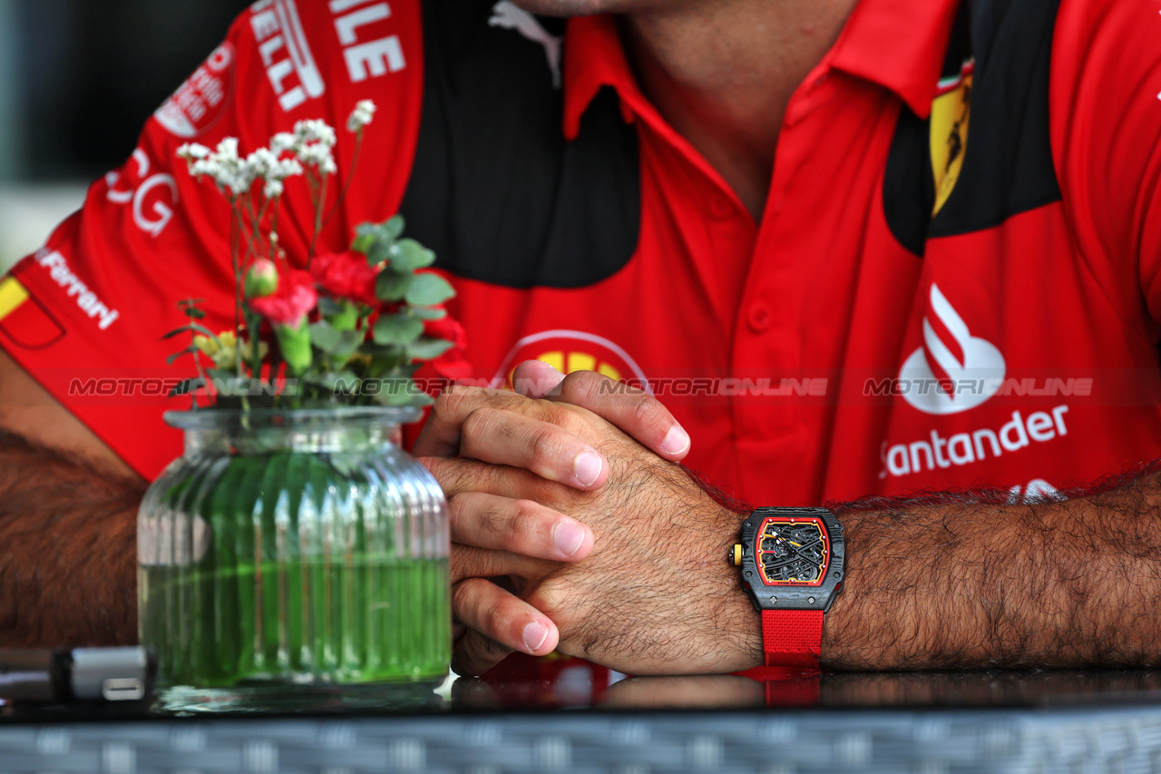 GP SINGAPORE, Carlos Sainz Jr (ESP) Ferrari - Richard Mille watch.

14.09.2023. Formula 1 World Championship, Rd 16, Singapore Grand Prix, Marina Bay Street Circuit, Singapore, Preparation Day.

 - www.xpbimages.com, EMail: requests@xpbimages.com © Copyright: Rew / XPB Images