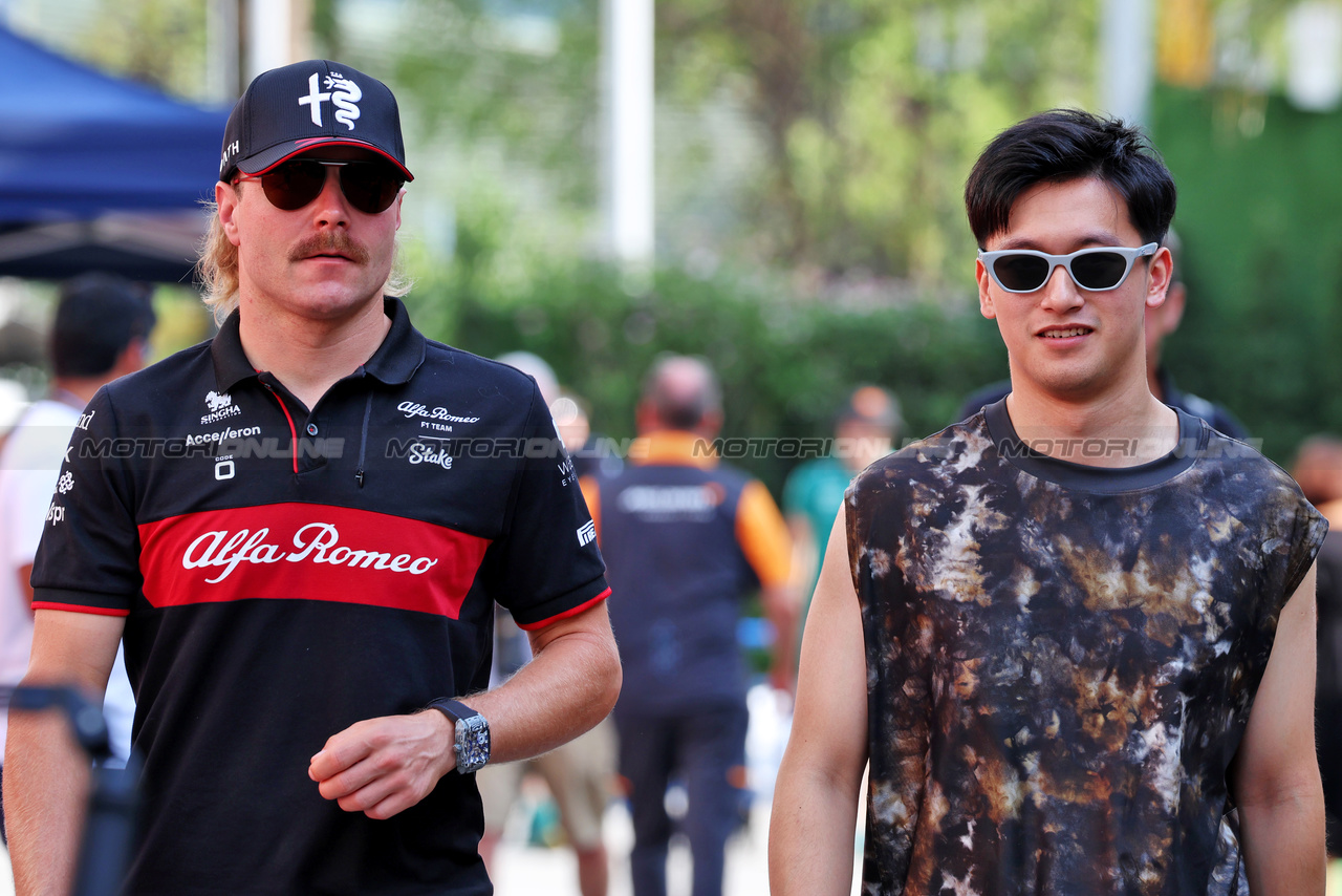 GP SINGAPORE, (L to R): Valtteri Bottas (FIN) Alfa Romeo F1 Team with team mate Zhou Guanyu (CHN) Alfa Romeo F1 Team.

14.09.2023. Formula 1 World Championship, Rd 16, Singapore Grand Prix, Marina Bay Street Circuit, Singapore, Preparation Day.

 - www.xpbimages.com, EMail: requests@xpbimages.com © Copyright: Rew / XPB Images