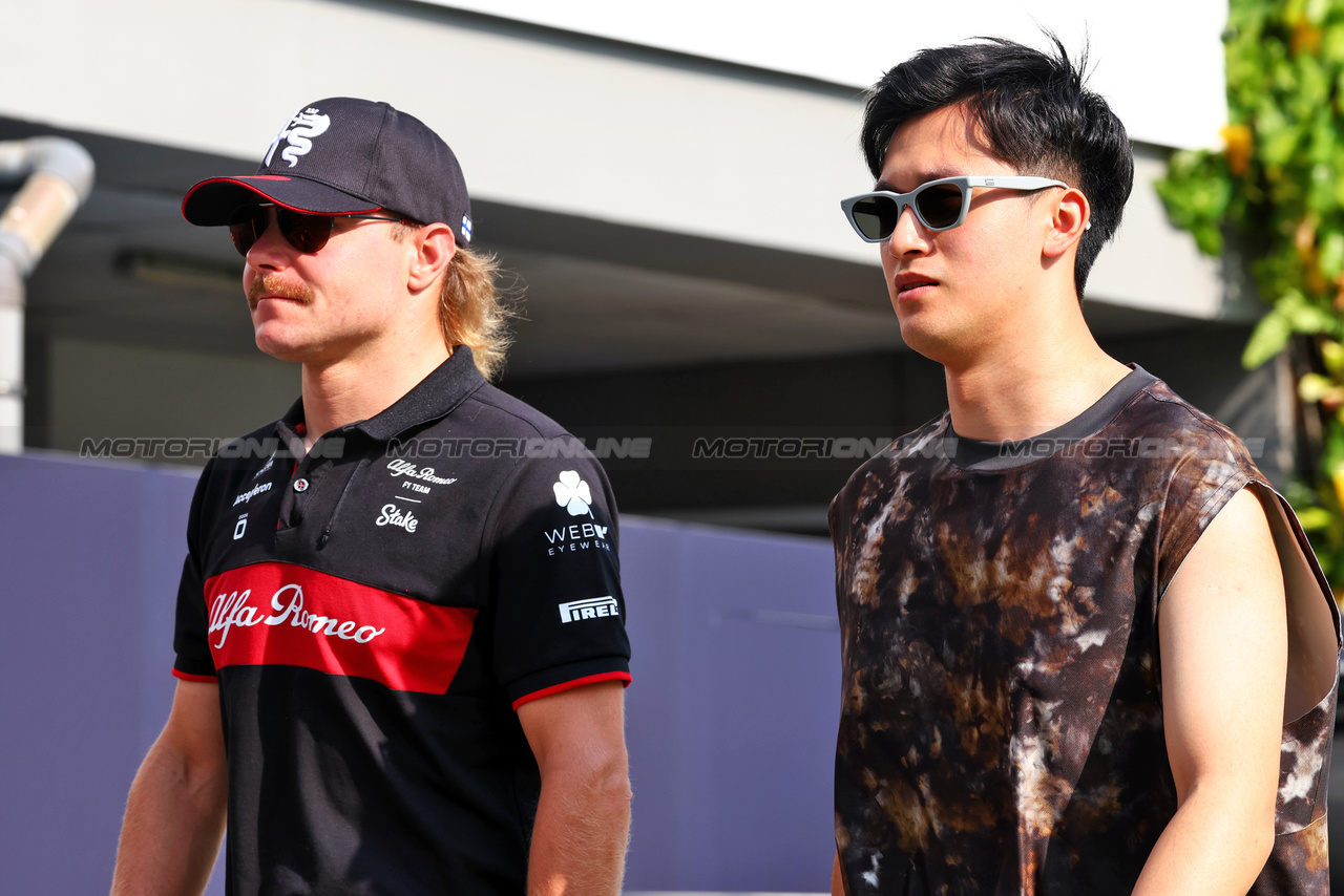 GP SINGAPORE, (L to R): Valtteri Bottas (FIN) Alfa Romeo F1 Team with Zhou Guanyu (CHN) Alfa Romeo F1 Team.

14.09.2023. Formula 1 World Championship, Rd 16, Singapore Grand Prix, Marina Bay Street Circuit, Singapore, Preparation Day.

 - www.xpbimages.com, EMail: requests@xpbimages.com © Copyright: Coates / XPB Images