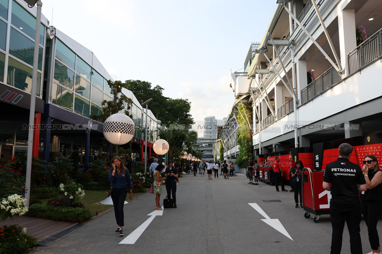 GP SINGAPORE, Paddock Atmosfera.

14.09.2023. Formula 1 World Championship, Rd 16, Singapore Grand Prix, Marina Bay Street Circuit, Singapore, Preparation Day.

 - www.xpbimages.com, EMail: requests@xpbimages.com © Copyright: Rew / XPB Images