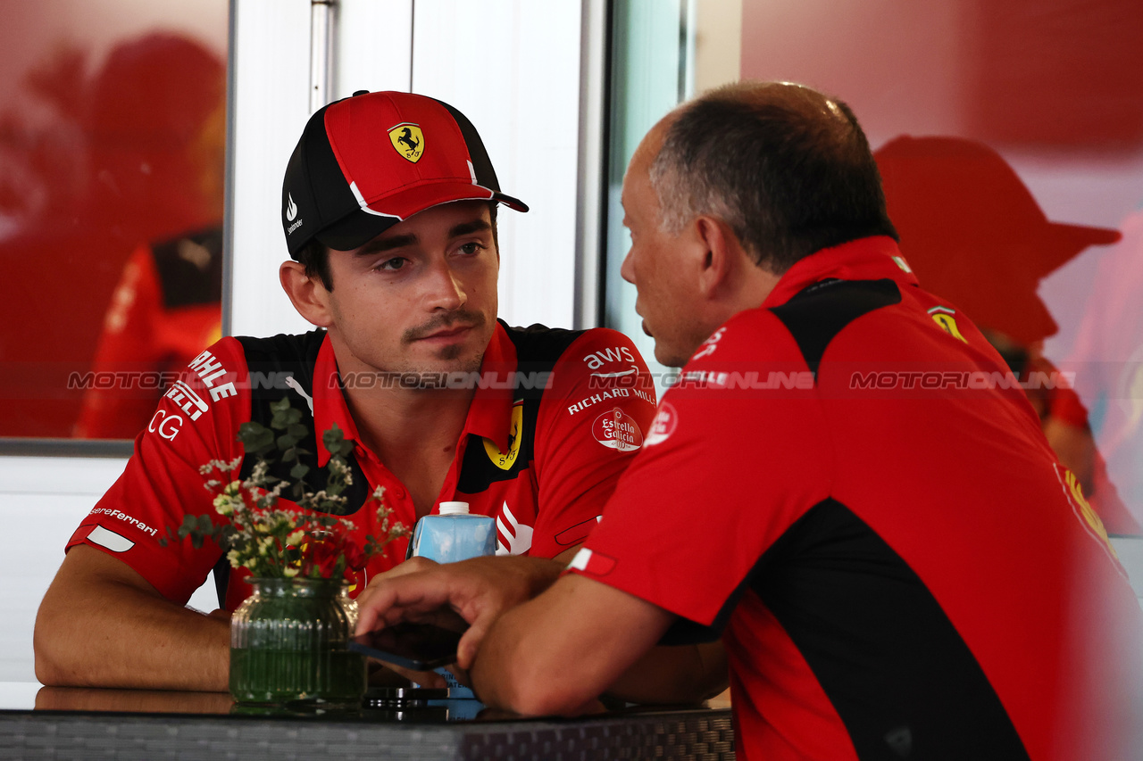 GP SINGAPORE, (L to R): Charles Leclerc (MON) Ferrari with Frederic Vasseur (FRA) Ferrari Team Principal.

14.09.2023. Formula 1 World Championship, Rd 16, Singapore Grand Prix, Marina Bay Street Circuit, Singapore, Preparation Day.

- www.xpbimages.com, EMail: requests@xpbimages.com © Copyright: Moy / XPB Images