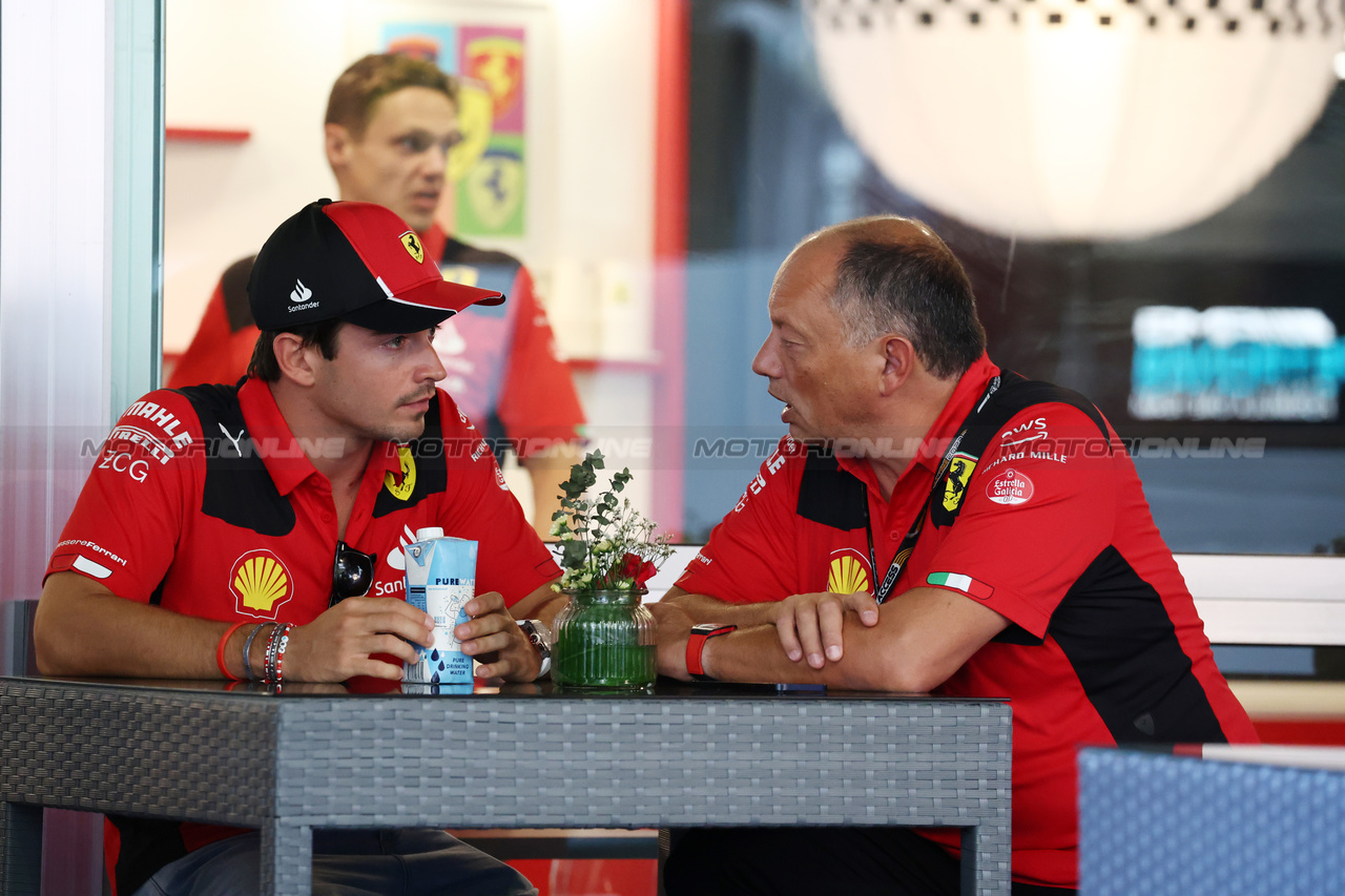 GP SINGAPORE, (L to R): Charles Leclerc (MON) Ferrari with Frederic Vasseur (FRA) Ferrari Team Principal.

14.09.2023. Formula 1 World Championship, Rd 16, Singapore Grand Prix, Marina Bay Street Circuit, Singapore, Preparation Day.

- www.xpbimages.com, EMail: requests@xpbimages.com © Copyright: Moy / XPB Images