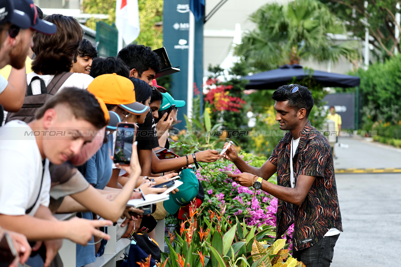 GP SINGAPORE, Lawrence Barretto (GBR) Formula 1 Senior Writer Editor with fans.

14.09.2023. Formula 1 World Championship, Rd 16, Singapore Grand Prix, Marina Bay Street Circuit, Singapore, Preparation Day.

- www.xpbimages.com, EMail: requests@xpbimages.com © Copyright: Moy / XPB Images