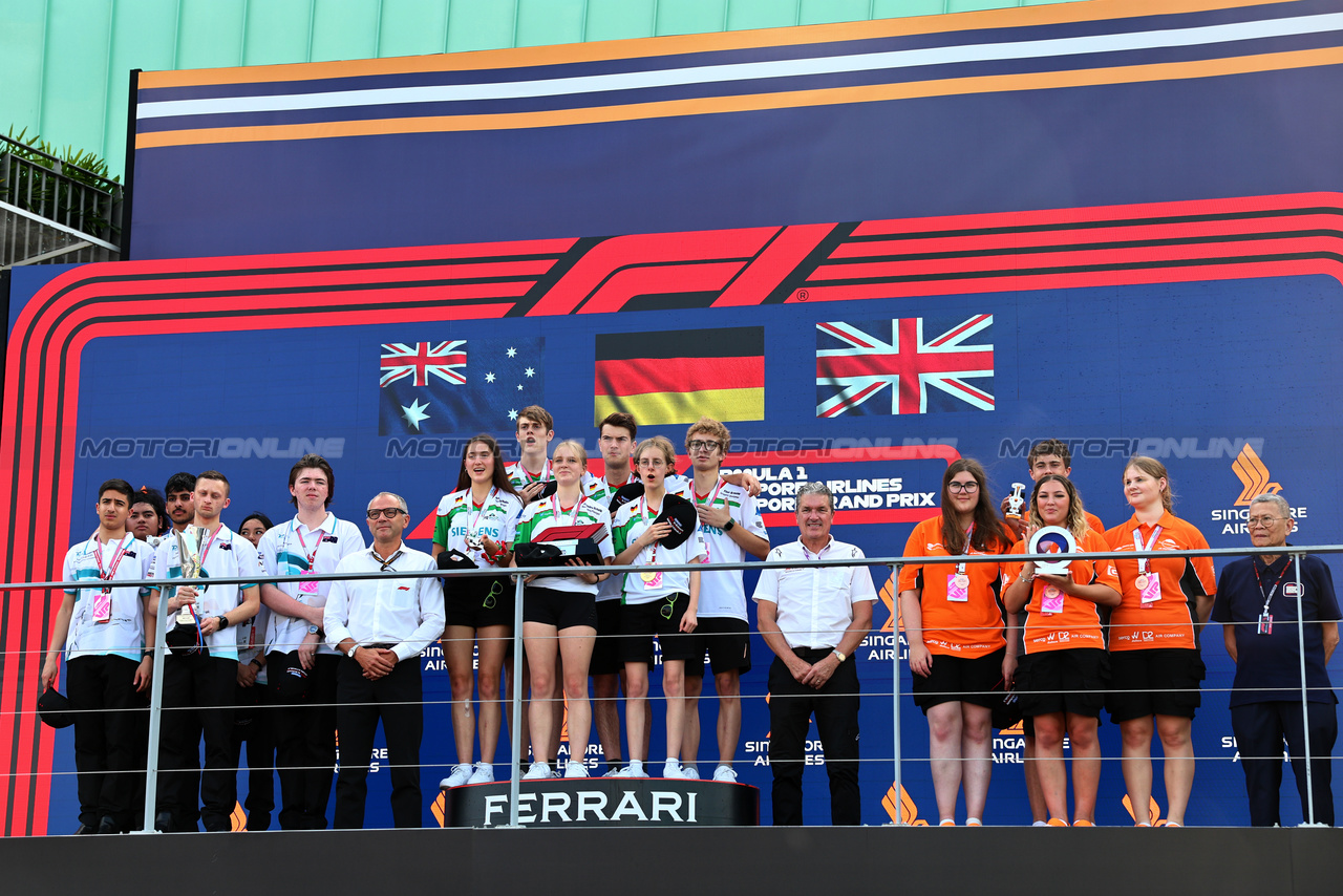 GP SINGAPORE, F1 in Schools World Finals podium (L to R): Australia, second; Germany, winners; Great Britain, third.

16.09.2023. Formula 1 World Championship, Rd 16, Singapore Grand Prix, Marina Bay Street Circuit, Singapore, Qualifiche Day.

- www.xpbimages.com, EMail: requests@xpbimages.com © Copyright: Batchelor / XPB Images