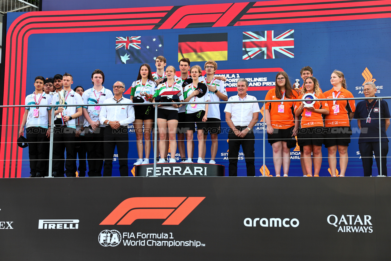 GP SINGAPORE, F1 in Schools World Finals podium (L to R): Australia, second; Germany, winners; Great Britain, third.

16.09.2023. Formula 1 World Championship, Rd 16, Singapore Grand Prix, Marina Bay Street Circuit, Singapore, Qualifiche Day.

- www.xpbimages.com, EMail: requests@xpbimages.com © Copyright: Batchelor / XPB Images