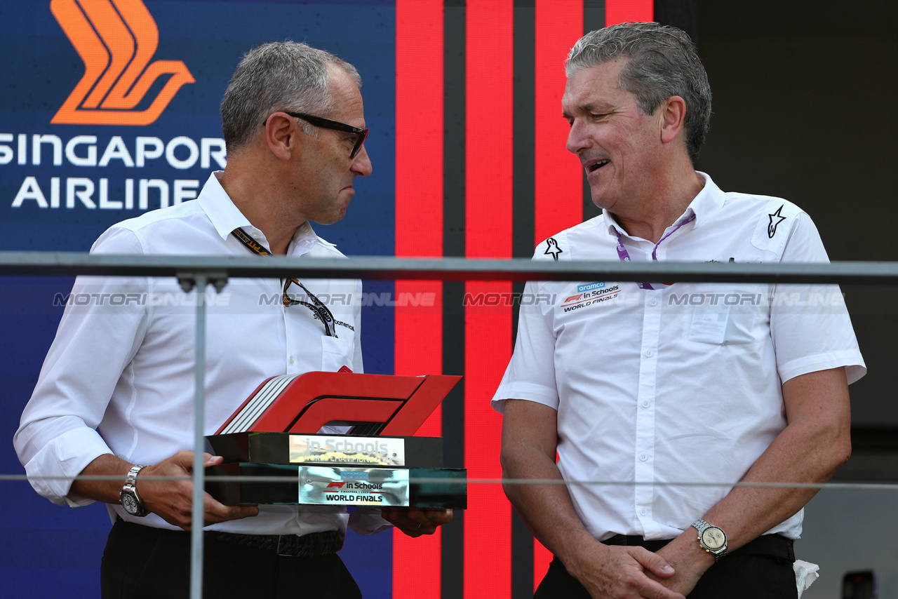 GP SINGAPORE, (L to R): Stefano Domenicali (ITA) Formula One President e CEO on the F1 in Schools World Finals podium with Andrew Denton (GBR) F1 In Schools.

16.09.2023. Formula 1 World Championship, Rd 16, Singapore Grand Prix, Marina Bay Street Circuit, Singapore, Qualifiche Day.

- www.xpbimages.com, EMail: requests@xpbimages.com © Copyright: Batchelor / XPB Images