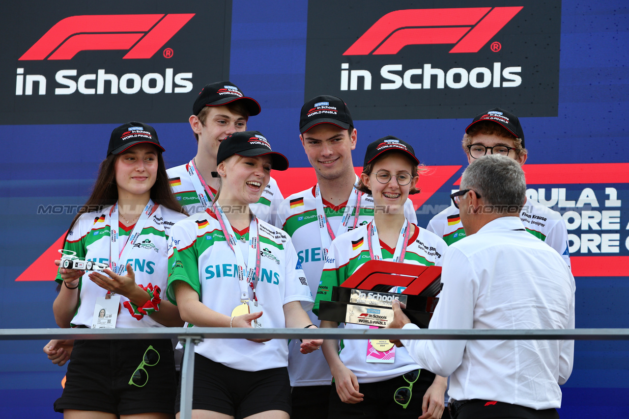 GP SINGAPORE, Winners Germany celebrate on the F1 in Schools World Finals podium with Stefano Domenicali (ITA) Formula One President e CEO.

16.09.2023. Formula 1 World Championship, Rd 16, Singapore Grand Prix, Marina Bay Street Circuit, Singapore, Qualifiche Day.

- www.xpbimages.com, EMail: requests@xpbimages.com © Copyright: Batchelor / XPB Images