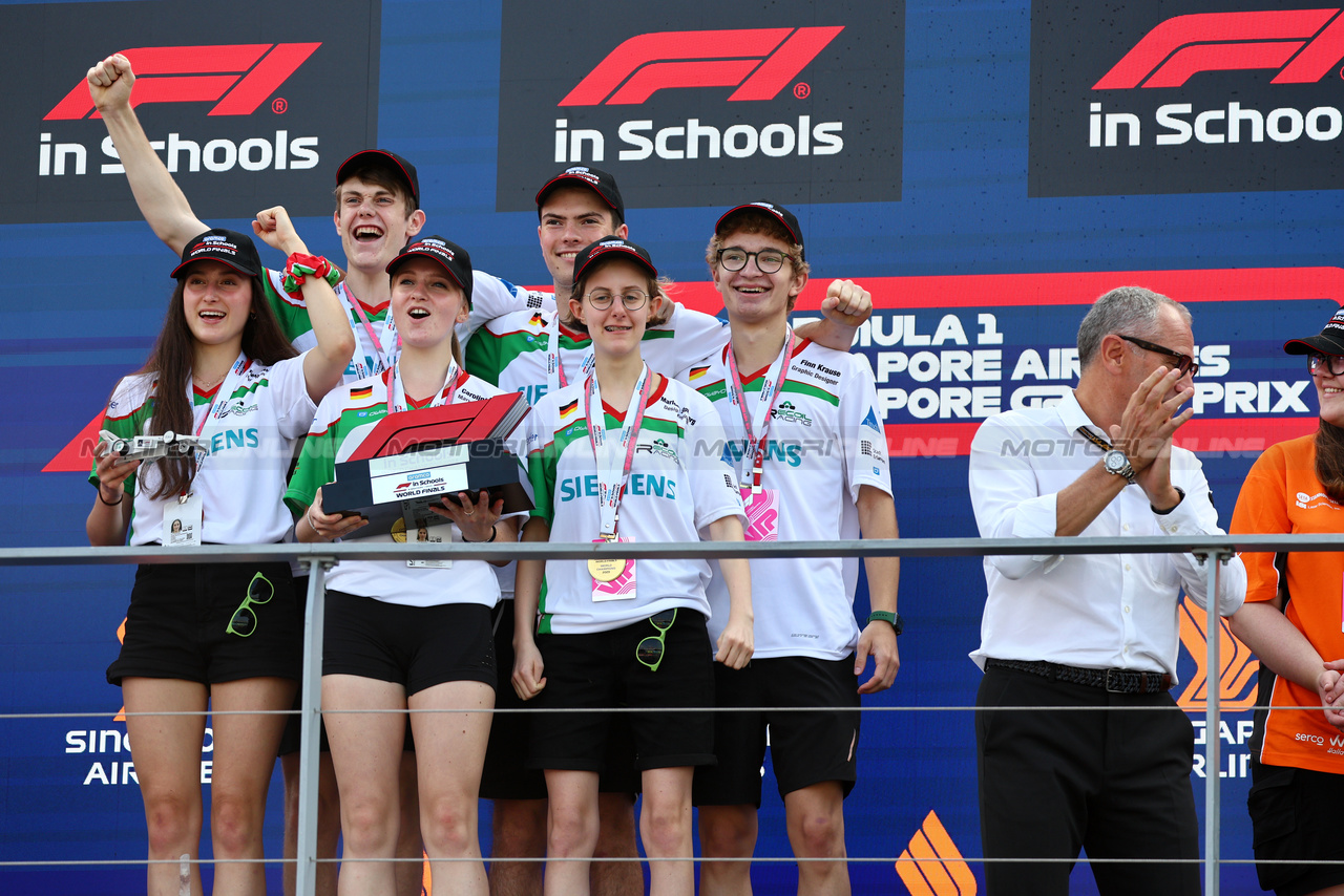 GP SINGAPORE, Winners Germany celebrate on the F1 in Schools World Finals podium with Stefano Domenicali (ITA) Formula One President e CEO.

16.09.2023. Formula 1 World Championship, Rd 16, Singapore Grand Prix, Marina Bay Street Circuit, Singapore, Qualifiche Day.

- www.xpbimages.com, EMail: requests@xpbimages.com © Copyright: Batchelor / XPB Images