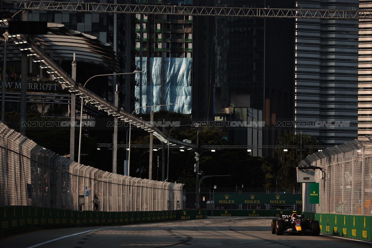 GP SINGAPORE, Sergio Perez (MEX) Red Bull Racing RB19.

16.09.2023. Formula 1 World Championship, Rd 16, Singapore Grand Prix, Marina Bay Street Circuit, Singapore, Qualifiche Day.

- www.xpbimages.com, EMail: requests@xpbimages.com © Copyright: Bearne / XPB Images