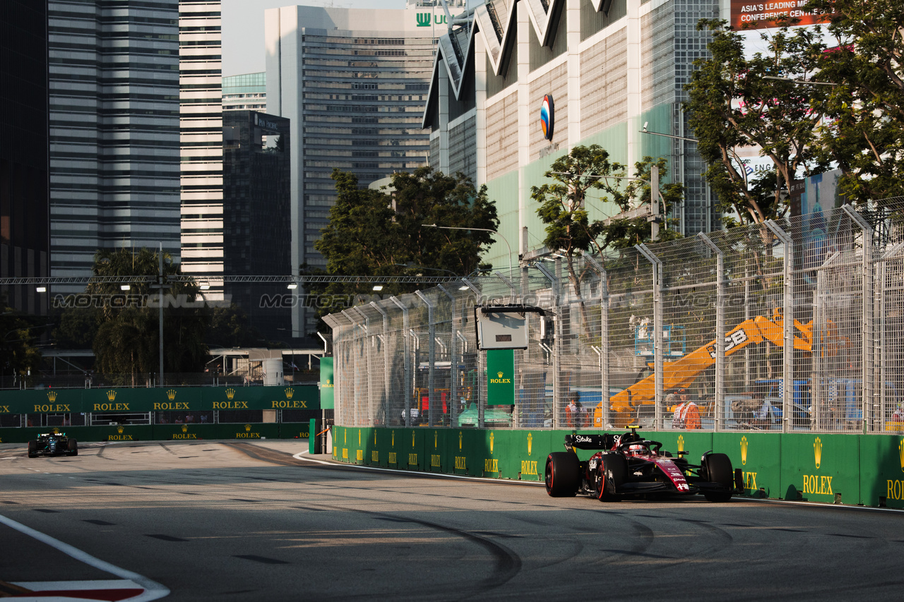 GP SINGAPORE, Zhou Guanyu (CHN) Alfa Romeo F1 Team C43.

16.09.2023. Formula 1 World Championship, Rd 16, Singapore Grand Prix, Marina Bay Street Circuit, Singapore, Qualifiche Day.

- www.xpbimages.com, EMail: requests@xpbimages.com © Copyright: Bearne / XPB Images