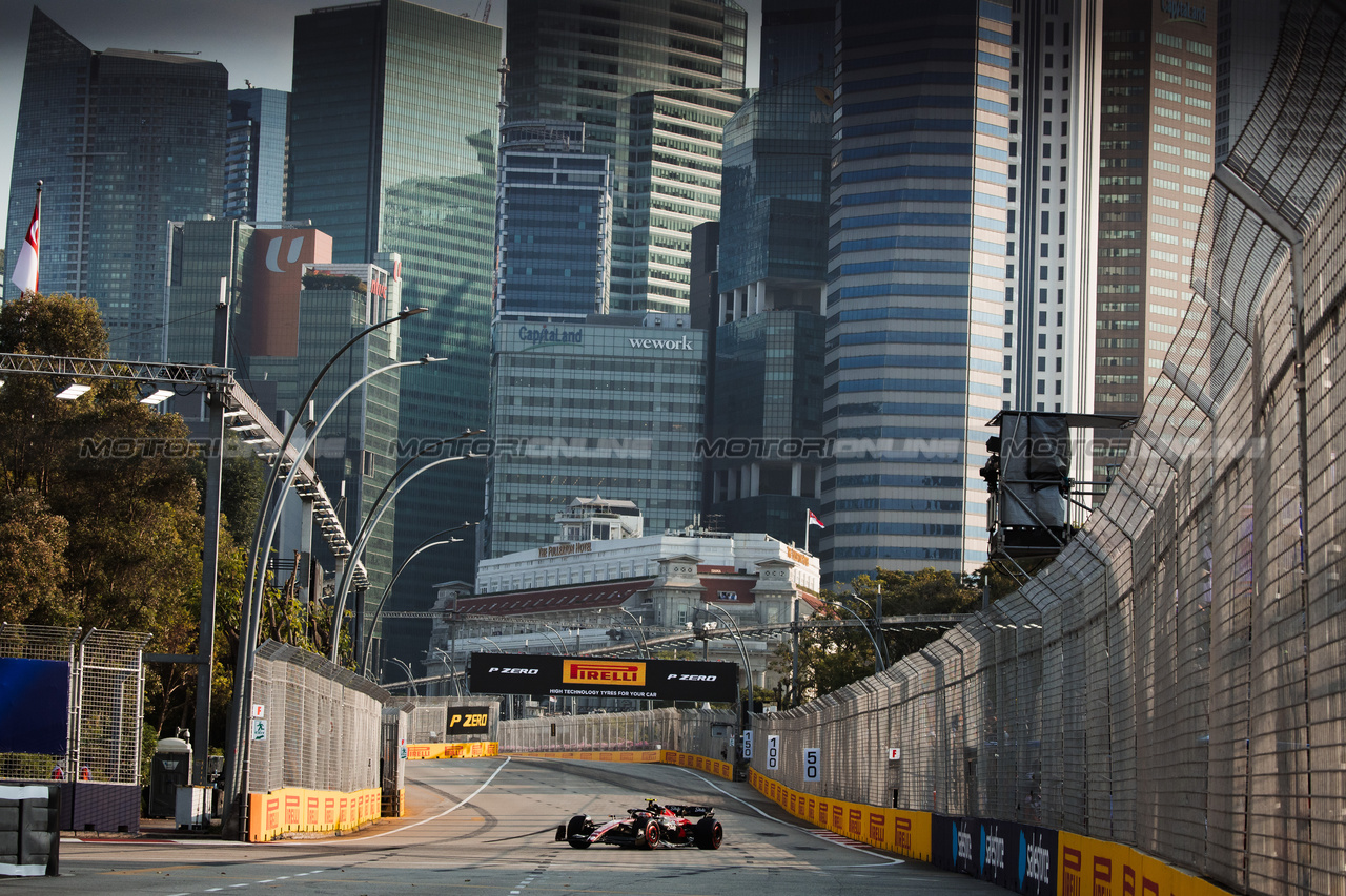 GP SINGAPORE, Zhou Guanyu (CHN) Alfa Romeo F1 Team C43.

16.09.2023. Formula 1 World Championship, Rd 16, Singapore Grand Prix, Marina Bay Street Circuit, Singapore, Qualifiche Day.

- www.xpbimages.com, EMail: requests@xpbimages.com © Copyright: Bearne / XPB Images