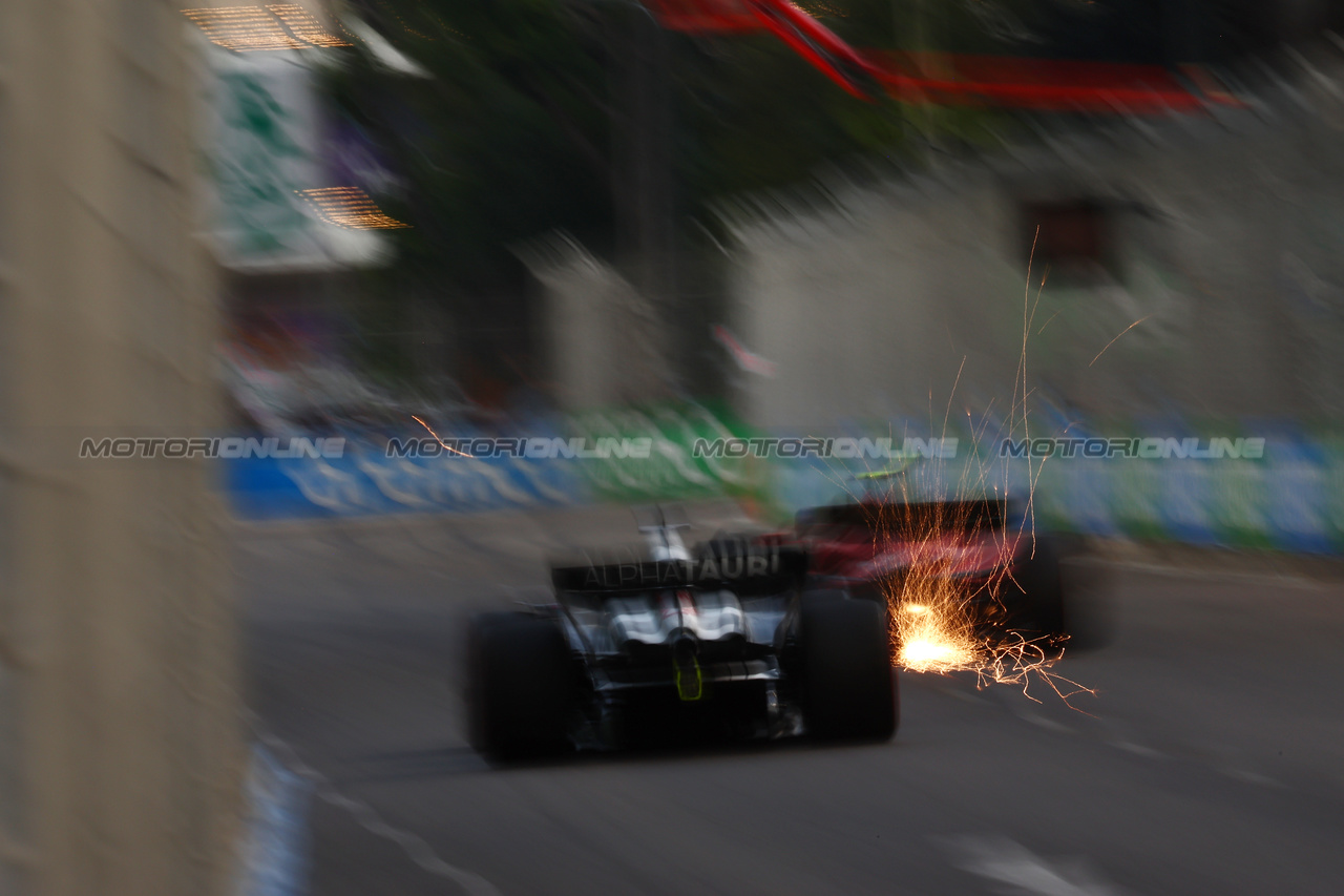 GP SINGAPORE, Liam Lawson (NZL) AlphaTauri AT04 e Carlos Sainz Jr (ESP) Ferrari SF-23.

16.09.2023. Formula 1 World Championship, Rd 16, Singapore Grand Prix, Marina Bay Street Circuit, Singapore, Qualifiche Day.

 - www.xpbimages.com, EMail: requests@xpbimages.com © Copyright: Coates / XPB Images