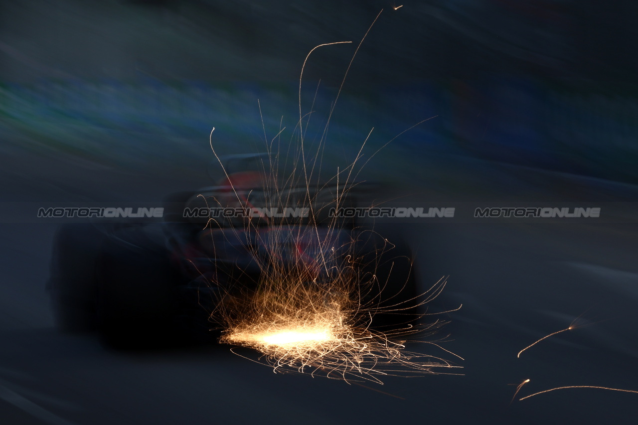 GP SINGAPORE, Max Verstappen (NLD) Red Bull Racing RB19 sends sparks flying.

16.09.2023. Formula 1 World Championship, Rd 16, Singapore Grand Prix, Marina Bay Street Circuit, Singapore, Qualifiche Day.

 - www.xpbimages.com, EMail: requests@xpbimages.com © Copyright: Coates / XPB Images