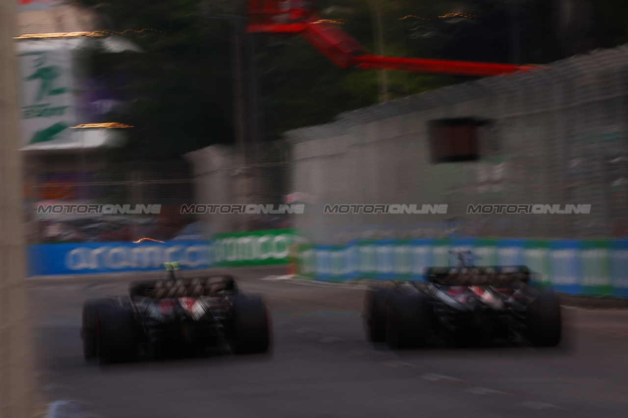 GP SINGAPORE, (L to R): Kevin Magnussen (DEN) Haas VF-23 e Nico Hulkenberg (GER) Haas VF-23.

16.09.2023. Formula 1 World Championship, Rd 16, Singapore Grand Prix, Marina Bay Street Circuit, Singapore, Qualifiche Day.

 - www.xpbimages.com, EMail: requests@xpbimages.com © Copyright: Coates / XPB Images