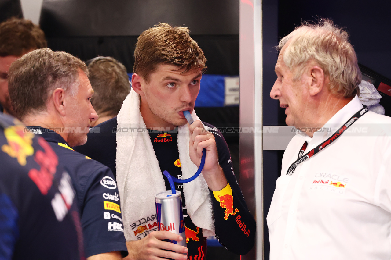 GP SINGAPORE, Max Verstappen (NLD) Red Bull Racing with Christian Horner (GBR) Red Bull Racing Team Principal e Dr Helmut Marko (AUT) Red Bull Motorsport Consultant.

16.09.2023. Formula 1 World Championship, Rd 16, Singapore Grand Prix, Marina Bay Street Circuit, Singapore, Qualifiche Day.

- www.xpbimages.com, EMail: requests@xpbimages.com © Copyright: Batchelor / XPB Images