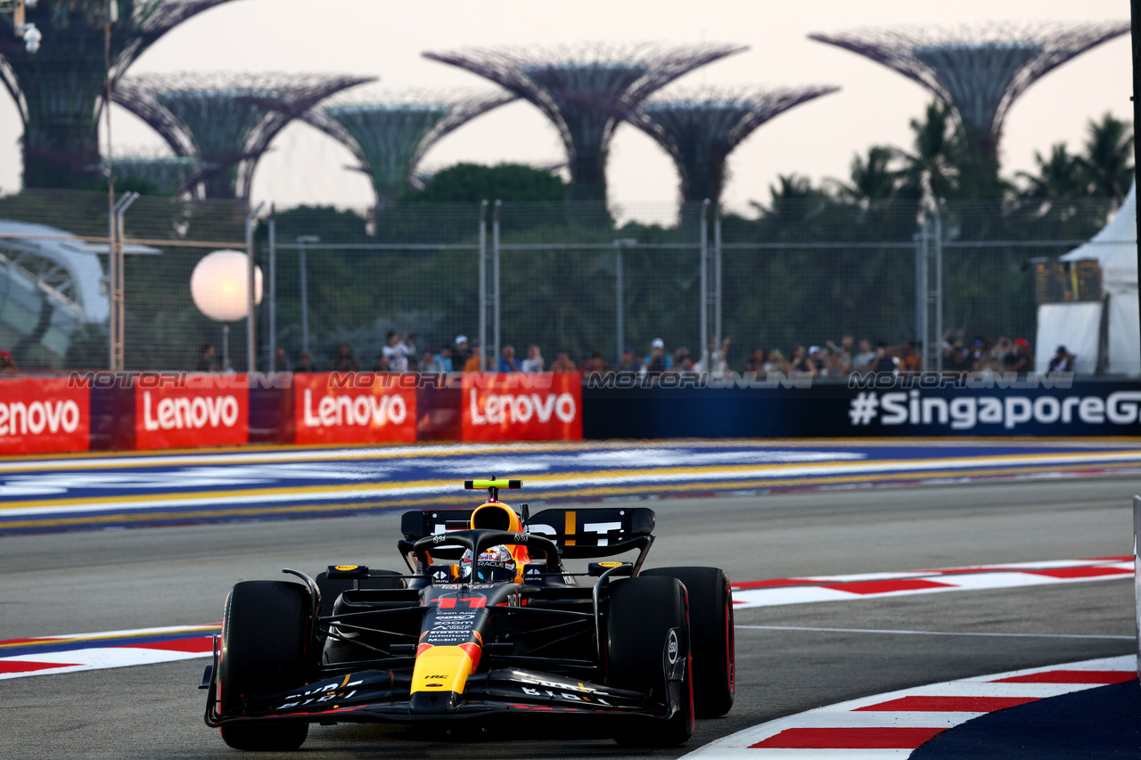 GP SINGAPORE, Sergio Perez (MEX) Red Bull Racing RB19.

16.09.2023. Formula 1 World Championship, Rd 16, Singapore Grand Prix, Marina Bay Street Circuit, Singapore, Qualifiche Day.

- www.xpbimages.com, EMail: requests@xpbimages.com © Copyright: Batchelor / XPB Images