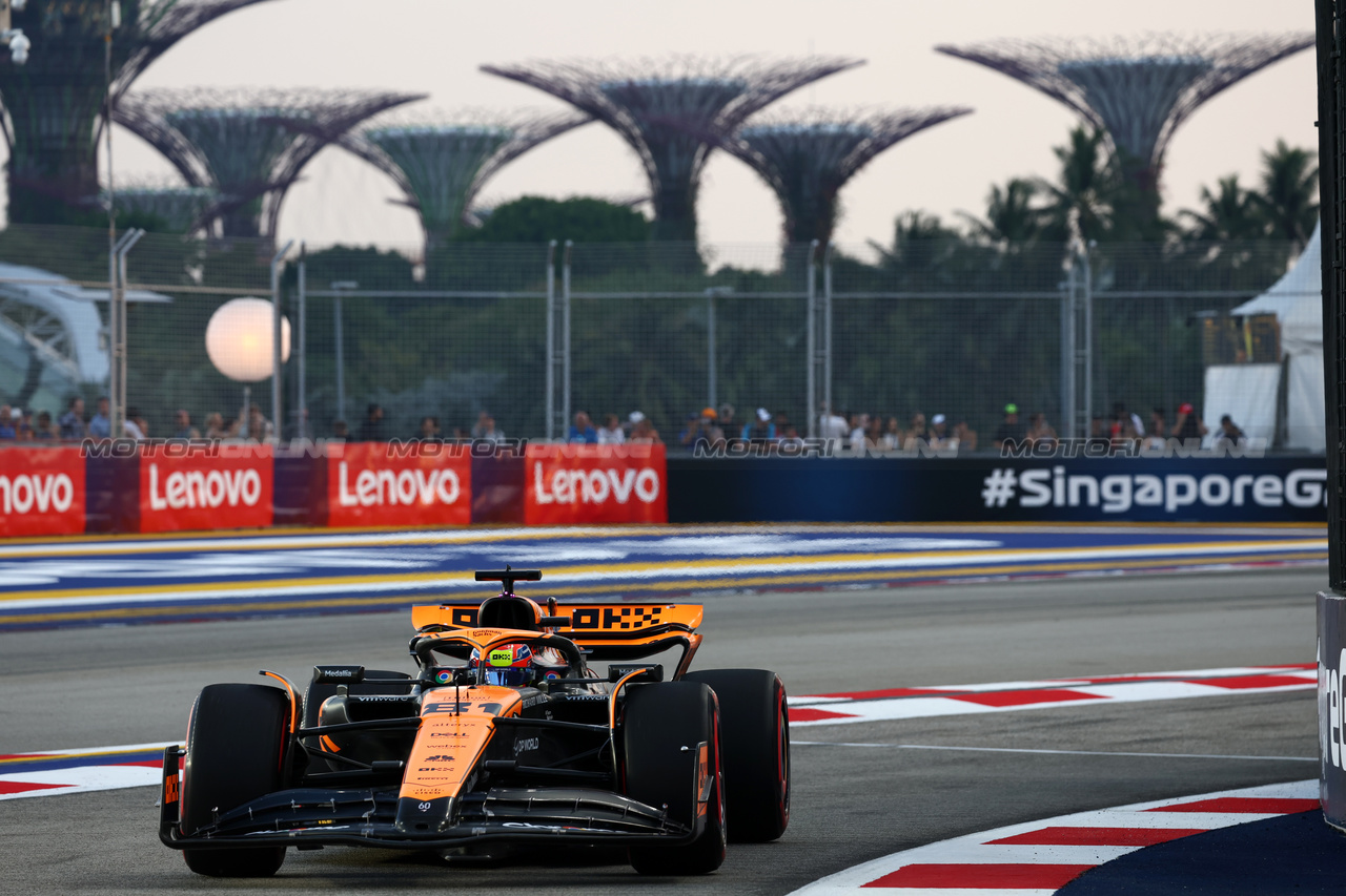GP SINGAPORE, Oscar Piastri (AUS) McLaren MCL60.

16.09.2023. Formula 1 World Championship, Rd 16, Singapore Grand Prix, Marina Bay Street Circuit, Singapore, Qualifiche Day.

- www.xpbimages.com, EMail: requests@xpbimages.com © Copyright: Batchelor / XPB Images