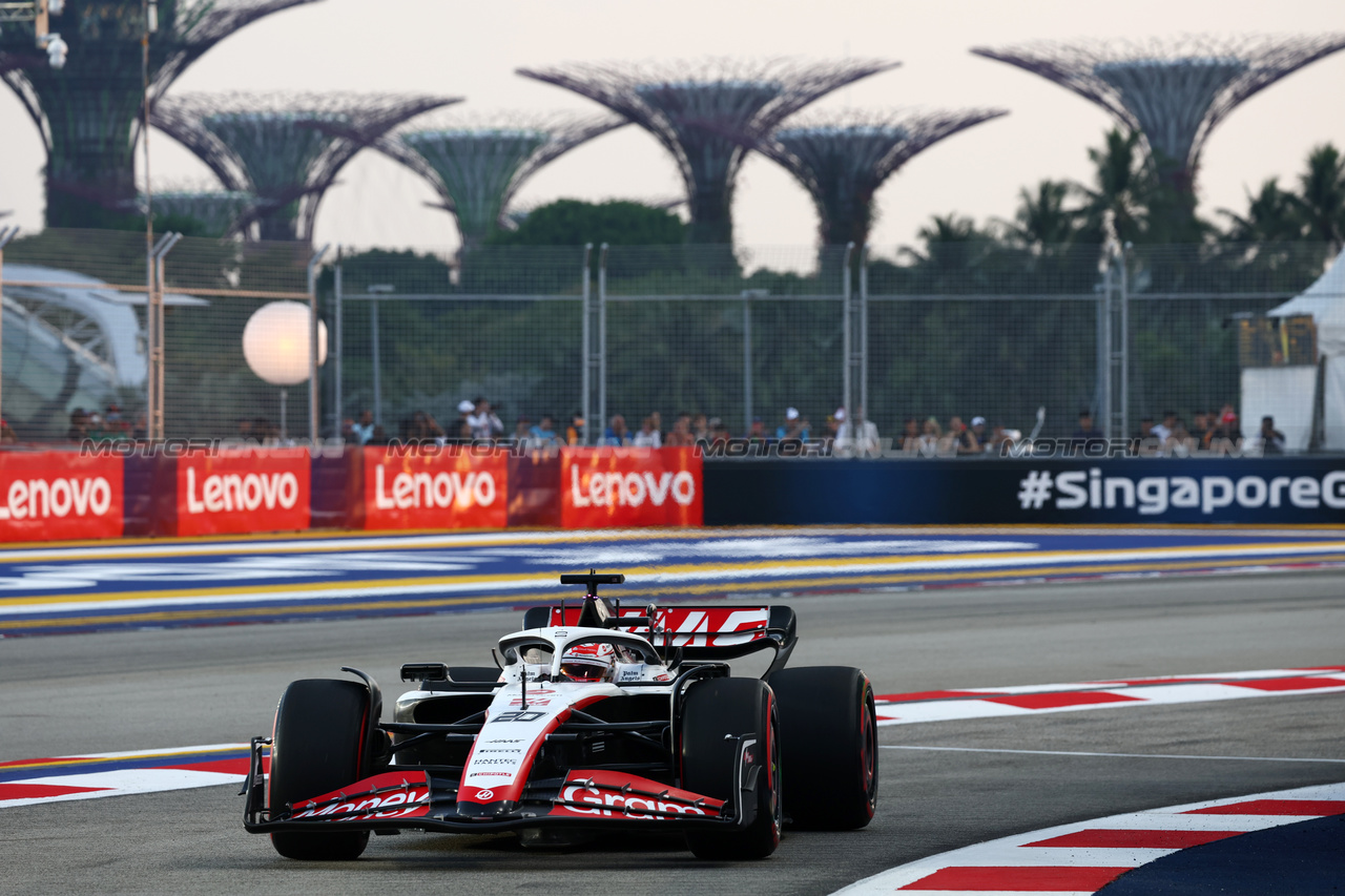 GP SINGAPORE, Kevin Magnussen (DEN) Haas VF-23.

16.09.2023. Formula 1 World Championship, Rd 16, Singapore Grand Prix, Marina Bay Street Circuit, Singapore, Qualifiche Day.

- www.xpbimages.com, EMail: requests@xpbimages.com © Copyright: Batchelor / XPB Images