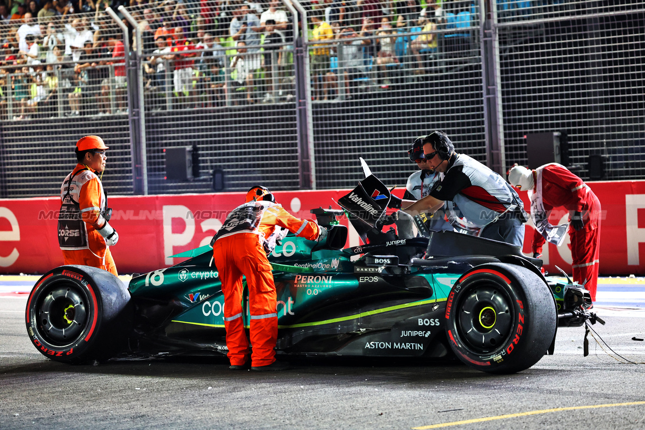 GP SINGAPORE, Marshals with the Aston Martin F1 Team AMR23 of Lance Stroll (CDN), who crashed in qualifying.

16.09.2023. Formula 1 World Championship, Rd 16, Singapore Grand Prix, Marina Bay Street Circuit, Singapore, Qualifiche Day.

- www.xpbimages.com, EMail: requests@xpbimages.com © Copyright: Batchelor / XPB Images