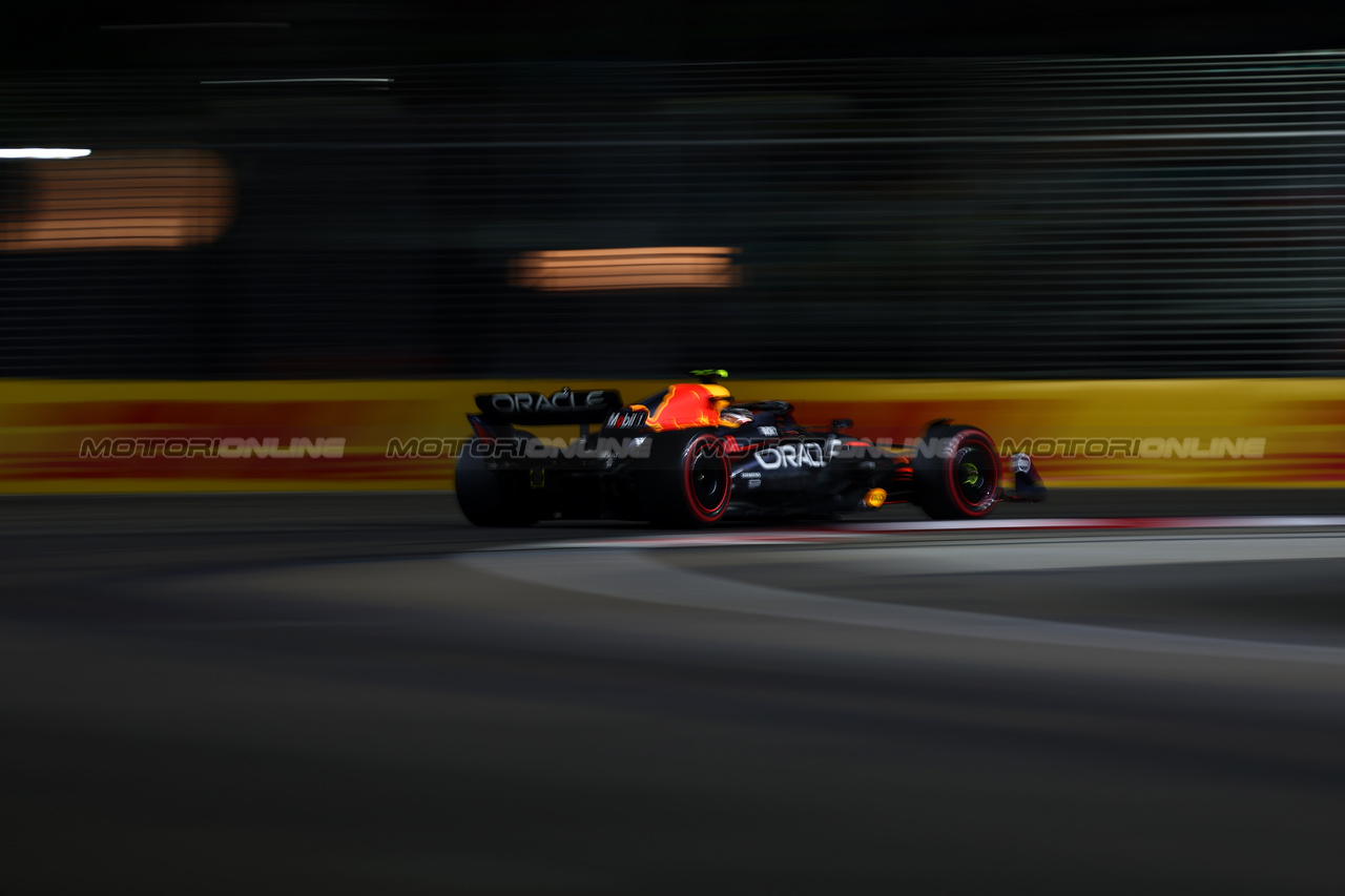 GP SINGAPORE, Sergio Perez (MEX) Red Bull Racing RB19.

16.09.2023. Formula 1 World Championship, Rd 16, Singapore Grand Prix, Marina Bay Street Circuit, Singapore, Qualifiche Day.

- www.xpbimages.com, EMail: requests@xpbimages.com © Copyright: Charniaux / XPB Images