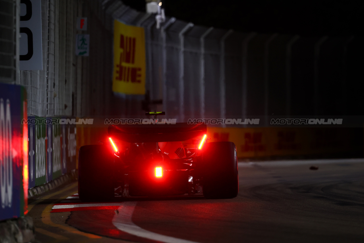 GP SINGAPORE, Carlos Sainz Jr (ESP) Ferrari SF-23.

16.09.2023. Formula 1 World Championship, Rd 16, Singapore Grand Prix, Marina Bay Street Circuit, Singapore, Qualifiche Day.

- www.xpbimages.com, EMail: requests@xpbimages.com © Copyright: Charniaux / XPB Images