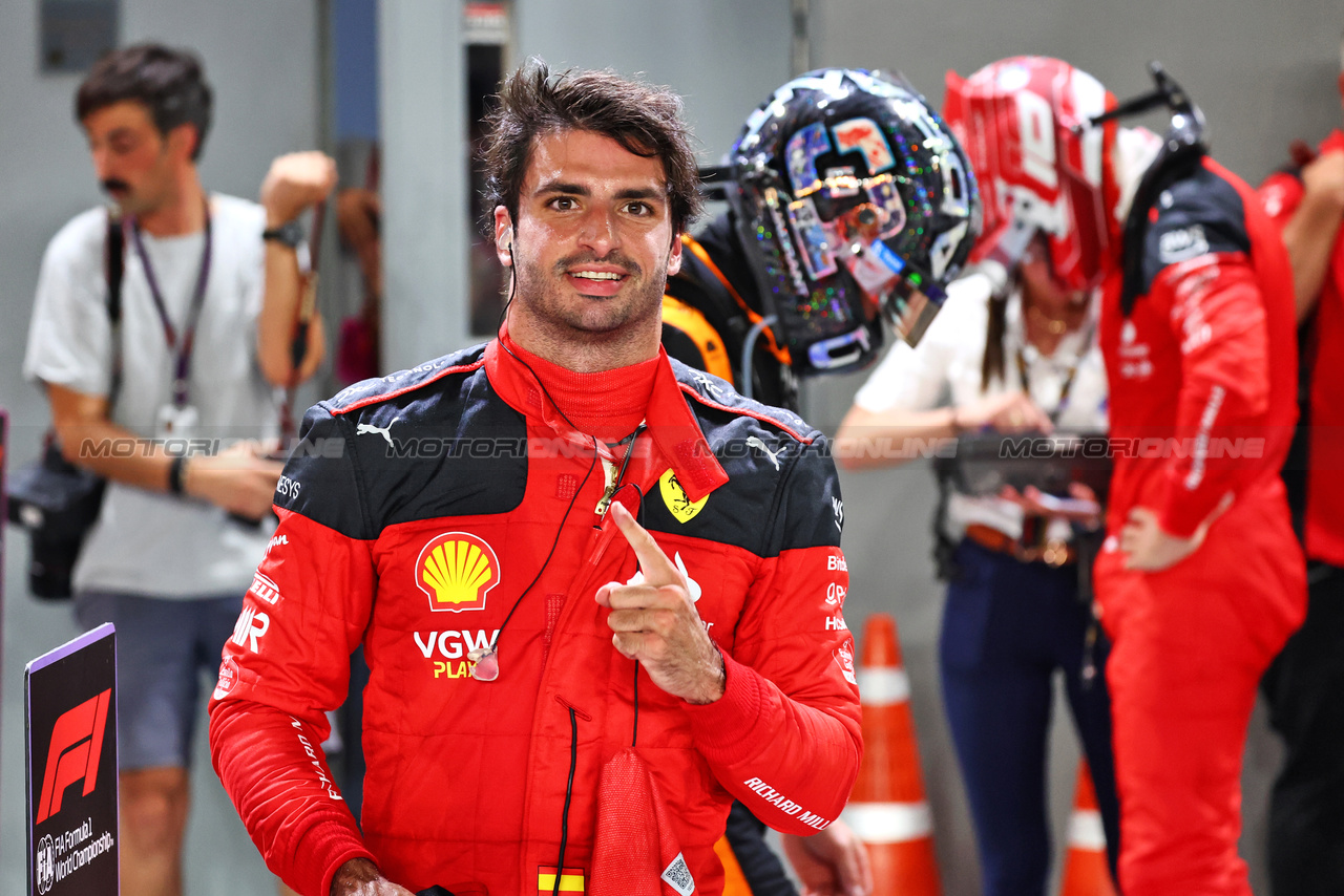GP SINGAPORE, Carlos Sainz Jr (ESP) Ferrari celebrates his pole position in qualifying parc ferme.

16.09.2023. Formula 1 World Championship, Rd 16, Singapore Grand Prix, Marina Bay Street Circuit, Singapore, Qualifiche Day.

- www.xpbimages.com, EMail: requests@xpbimages.com © Copyright: Batchelor / XPB Images