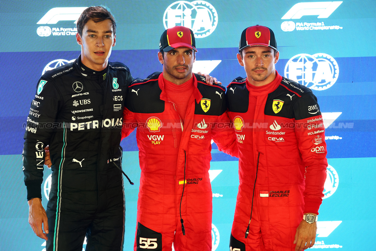 GP SINGAPORE, Carlos Sainz Jr (ESP) Ferrari qualifies in pole position, 2nd place George Russell (GBR) Mercedes AMG F1 e 3rd place Charles Leclerc (MON) Ferrari 
16.09.2023. Formula 1 World Championship, Rd 16, Singapore Grand Prix, Marina Bay Street Circuit, Singapore, Qualifiche Day.
- www.xpbimages.com, EMail: requests@xpbimages.com © Copyright: Batchelor / XPB Images