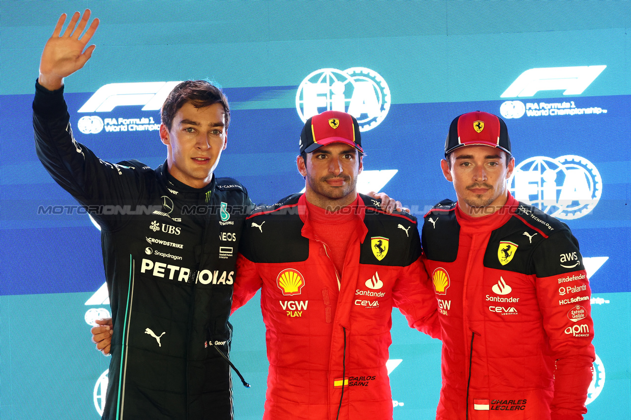 GP SINGAPORE, Carlos Sainz Jr (ESP) Ferrari qualifies in pole position, 2nd place George Russell (GBR) Mercedes AMG F1 e 3rd place Charles Leclerc (MON) Ferrari 
16.09.2023. Formula 1 World Championship, Rd 16, Singapore Grand Prix, Marina Bay Street Circuit, Singapore, Qualifiche Day.
- www.xpbimages.com, EMail: requests@xpbimages.com © Copyright: Batchelor / XPB Images