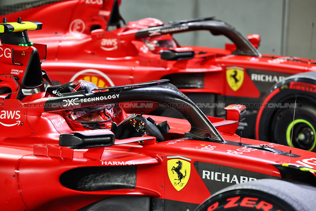 GP SINGAPORE, Pole sitter Carlos Sainz Jr (ESP) Ferrari e team mate Charles Leclerc (MON) Ferrari in qualifying parc ferme.

16.09.2023. Formula 1 World Championship, Rd 16, Singapore Grand Prix, Marina Bay Street Circuit, Singapore, Qualifiche Day.

- www.xpbimages.com, EMail: requests@xpbimages.com © Copyright: Batchelor / XPB Images