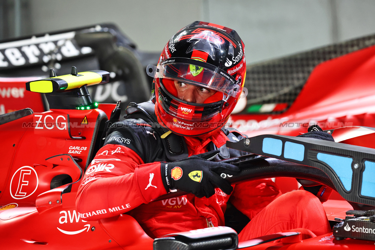GP SINGAPORE, Pole sitter Carlos Sainz Jr (ESP) Ferrari SF-23 in qualifying parc ferme.

16.09.2023. Formula 1 World Championship, Rd 16, Singapore Grand Prix, Marina Bay Street Circuit, Singapore, Qualifiche Day.

- www.xpbimages.com, EMail: requests@xpbimages.com © Copyright: Batchelor / XPB Images