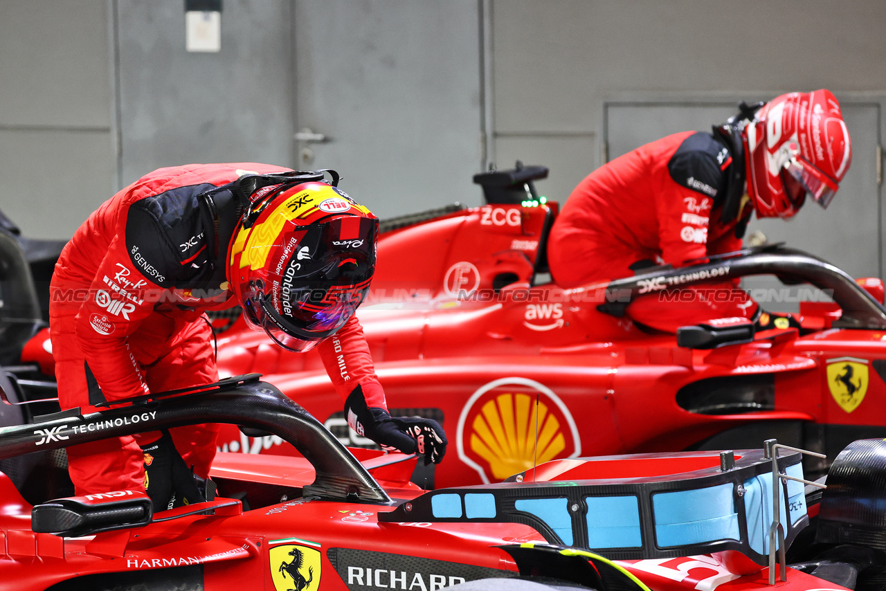 GP SINGAPORE, Pole sitter Carlos Sainz Jr (ESP) Ferrari e team mate Charles Leclerc (MON) Ferrari in qualifying parc ferme.

16.09.2023. Formula 1 World Championship, Rd 16, Singapore Grand Prix, Marina Bay Street Circuit, Singapore, Qualifiche Day.

- www.xpbimages.com, EMail: requests@xpbimages.com © Copyright: Batchelor / XPB Images