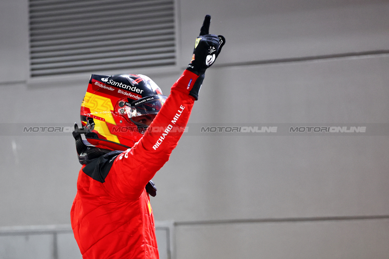 GP SINGAPORE, Carlos Sainz Jr (ESP) Ferrari celebrates his pole position in qualifying parc ferme.

16.09.2023. Formula 1 World Championship, Rd 16, Singapore Grand Prix, Marina Bay Street Circuit, Singapore, Qualifiche Day.

- www.xpbimages.com, EMail: requests@xpbimages.com © Copyright: Batchelor / XPB Images